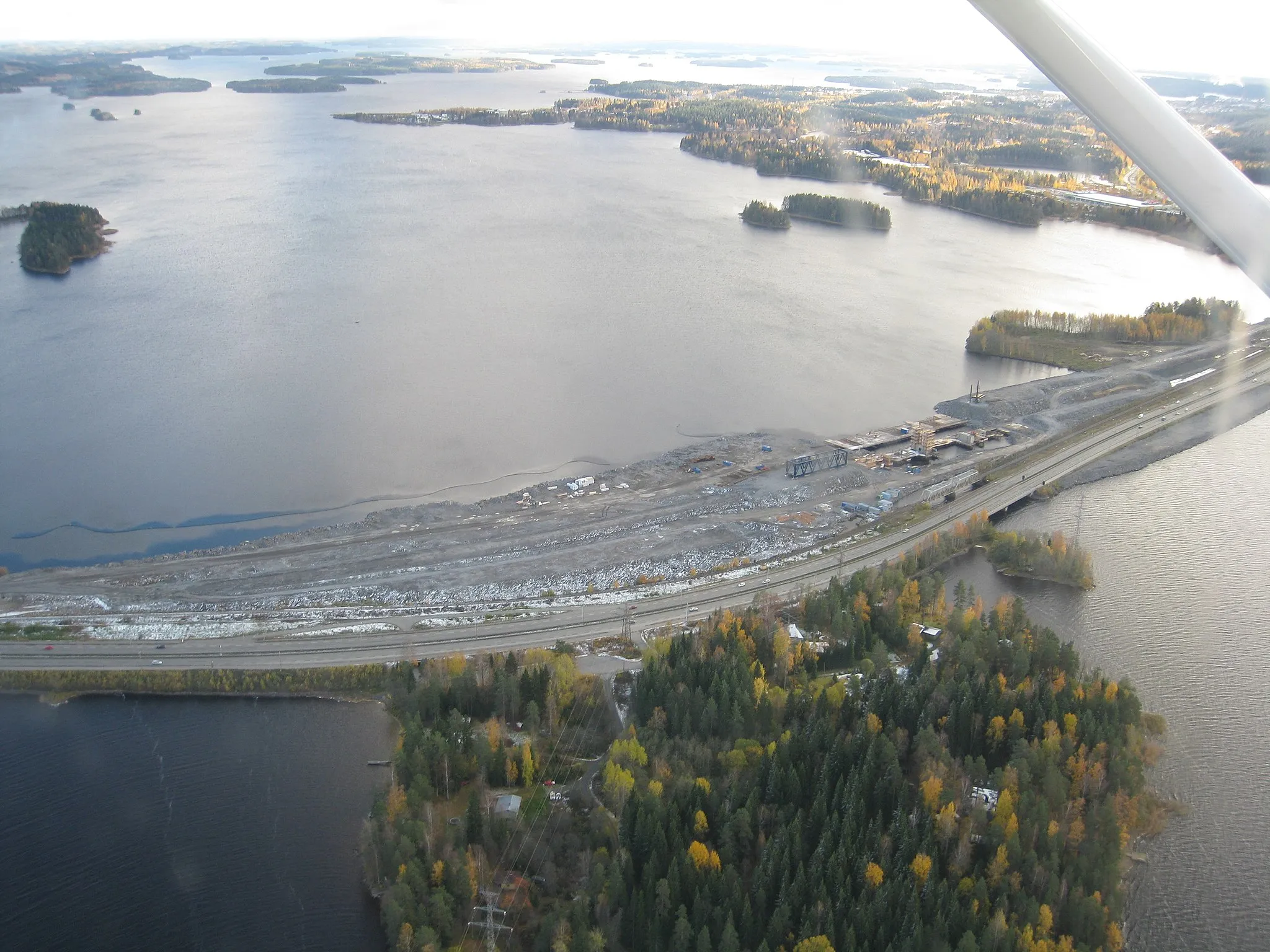 Photo showing: Aerial photograph of Kallansillat roadwork on highway 5/9/E63 and on Kouvola–Ịisalmi railway in Kuopio, Finland. Tikkalansaari island on the foreground and Lake Kallavesi on the background.