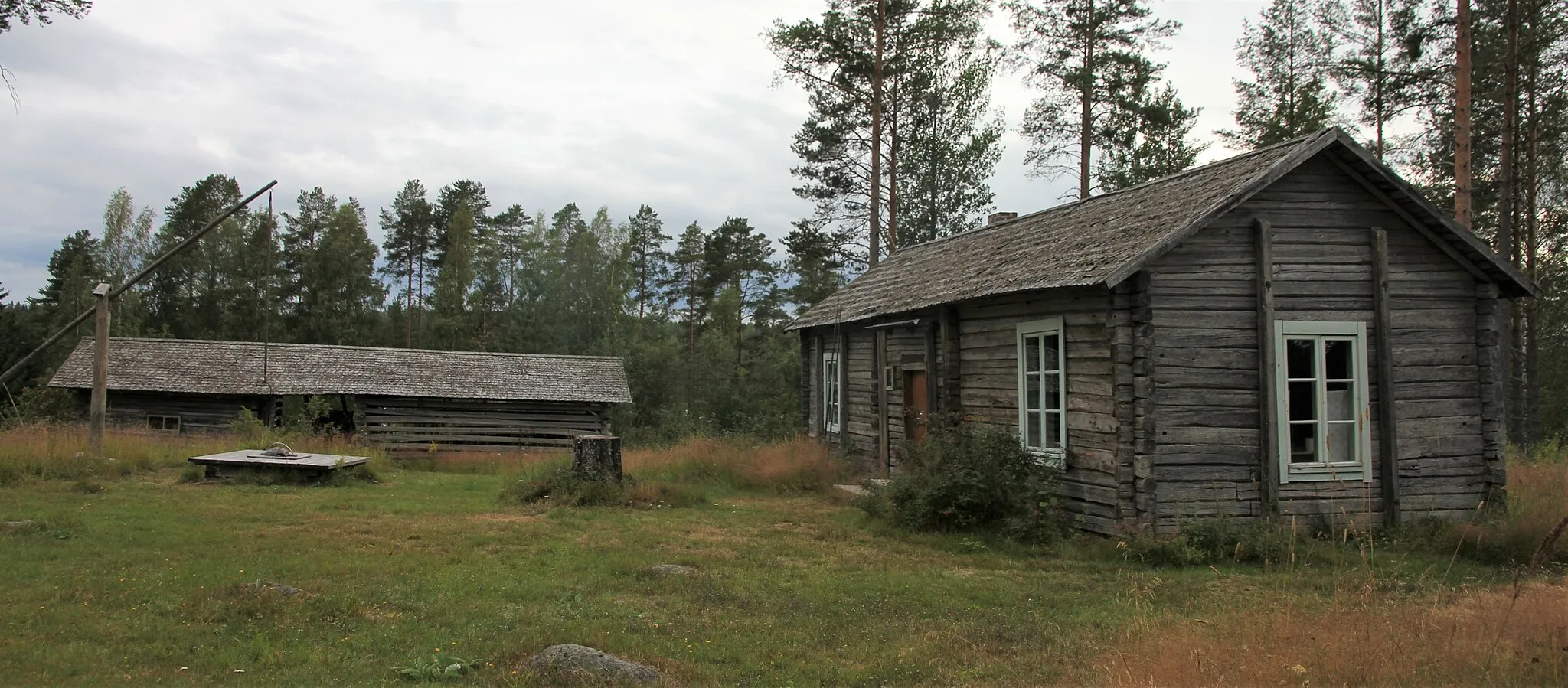 Photo showing: Vesannon torpparimuseon pihaa ja rakennuksia Vesannon Apurannassa. Museon osoite on Simolantie 6, Lapinlahti.