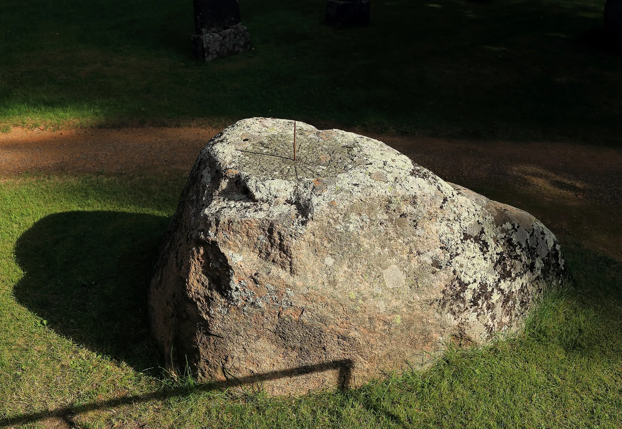 Photo showing: Sundial near the southern entrance of the Revonlahti Church.