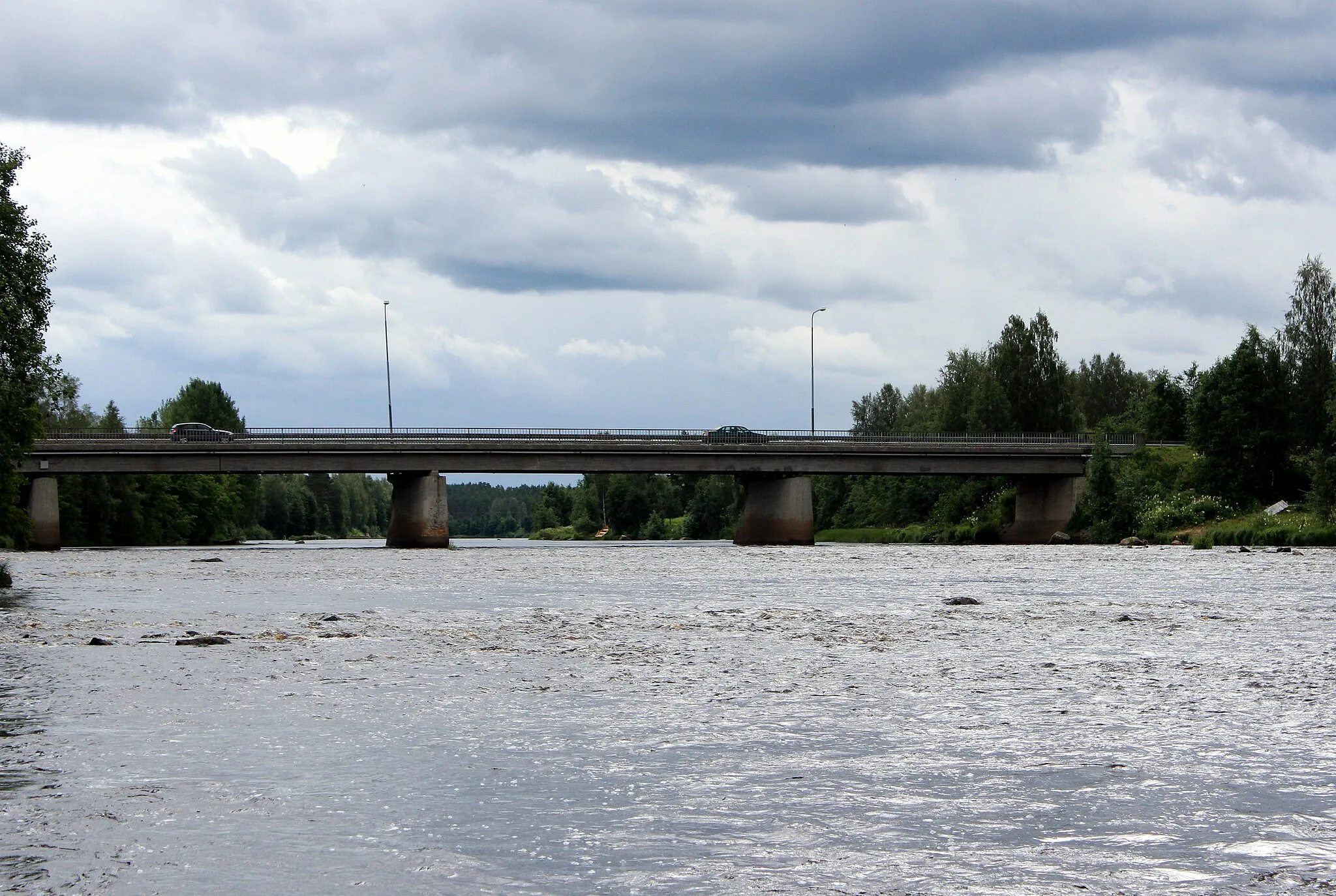 Photo showing: The bridge over the Siikajoki river on the national road 8 (E8) in the Revonlahti village.