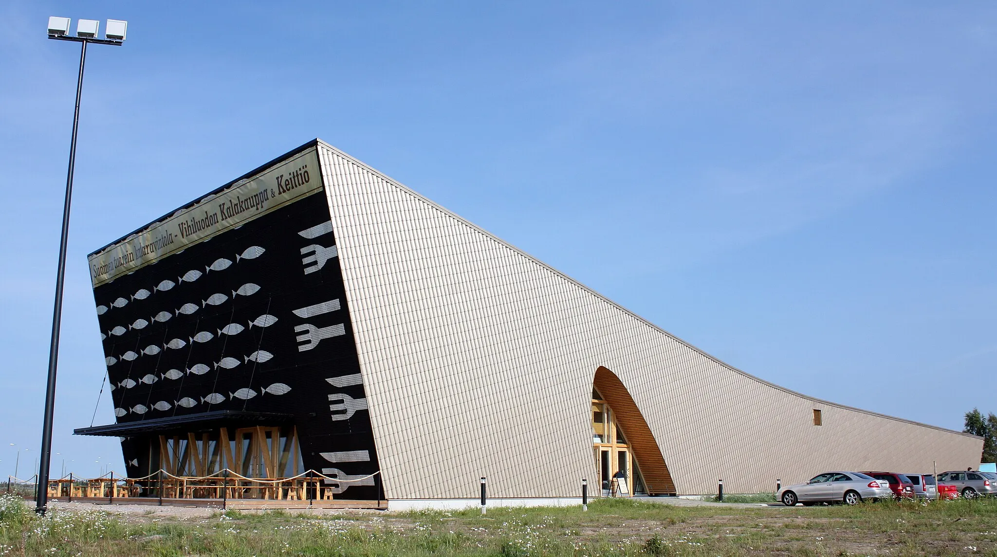 Photo showing: Vihiluodon Kalakauppa & Keittiö fish restaurant and market in Tupos, Finland. The building has been completed in 2011 and it was designed by architect Janne Pihlajaniemi (M3 Architects)