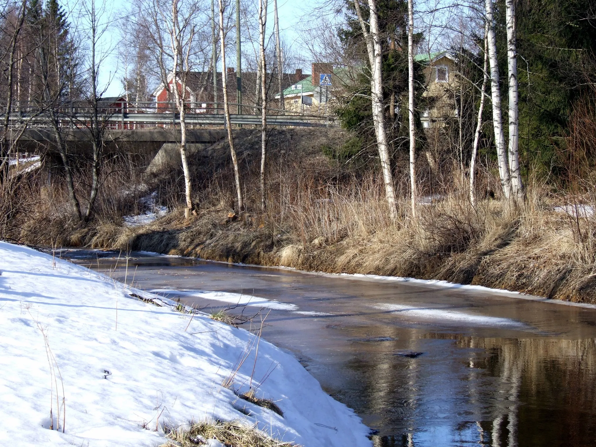 Photo showing: The road bridge of regional road 813 over Lumijoki river near Lumijoki parish village.