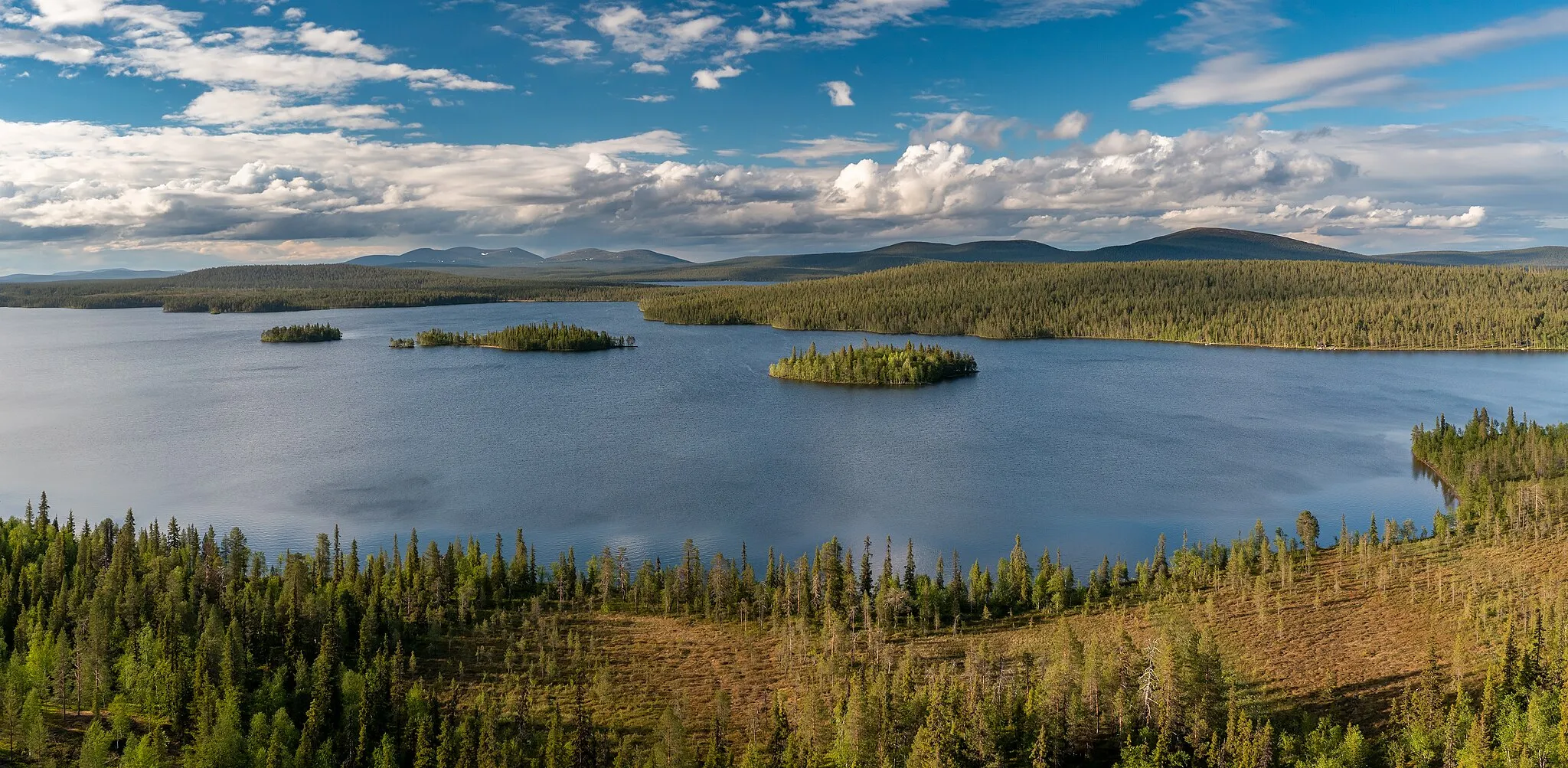 Photo showing: Aerial view over lake Särkijärvi towards Pallastunturi and other fells in Muonio, Lapland, Finland in 2021 June.