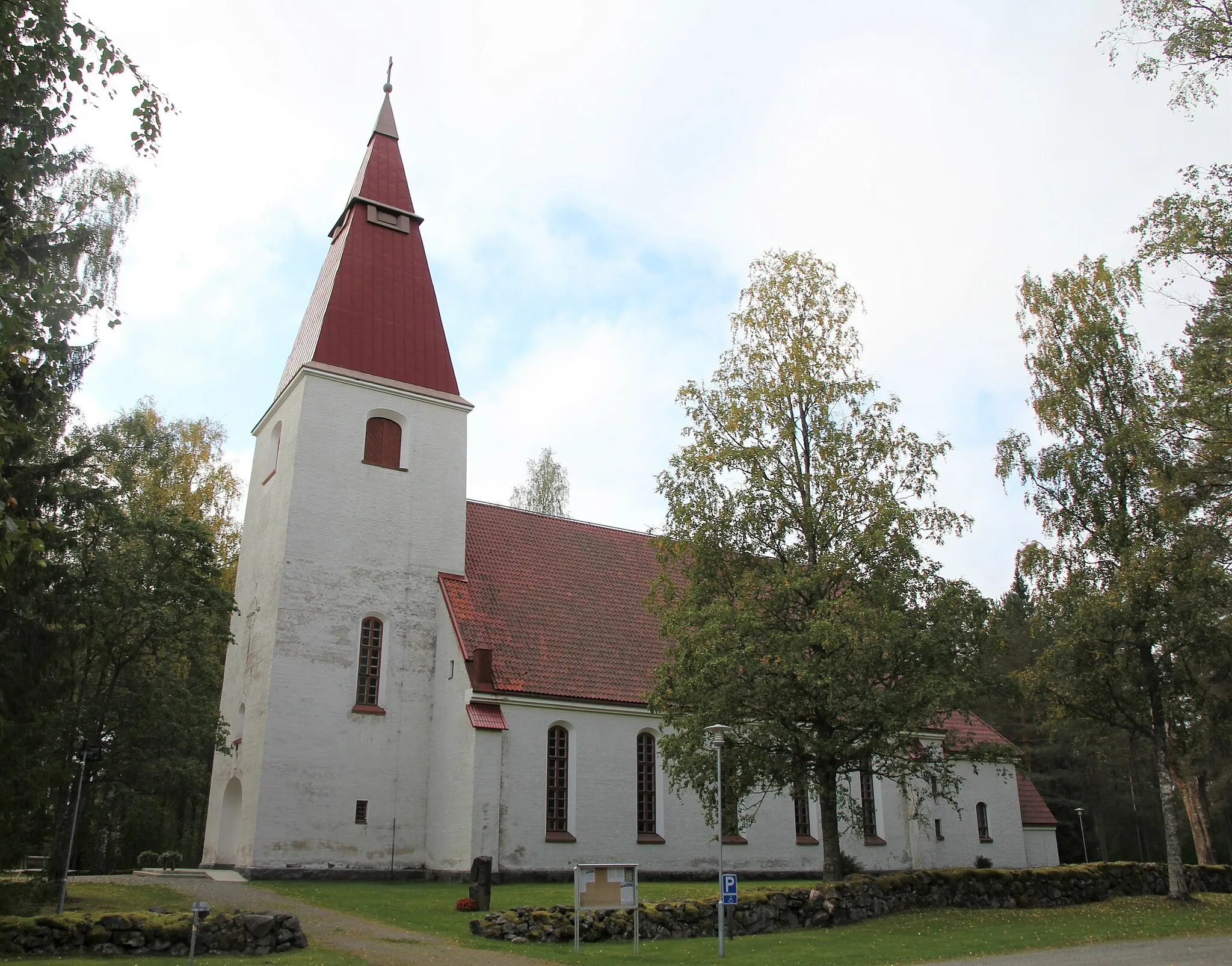 Photo showing: Syvänniemen kirkko on arkkitehti J. V. Strömbergin suunnittelema, vuonna 1925 valmistunut evankelis-luterilainen kirkko. Kirkkoon sopii 500 henkeä. Se on nykyään Kuopion Kallaveden seurakunnan kirkkoja, jossa järjestetään jumalanpalveluksia kesäkuukausina ja joulun aikaan. Kirkko sijaitsee osoitteessa Kuttajärventie 117, Kuopion Karttulan pitäjän Syvänniemen kylässä. Kirkon pihalla on sankarimuistomerkki 11 Syvänniemen hautausmaan sukuhaudoissa lepäävän sankarivainajan (1939-1945) muistoksi.
Kotisivu: http://www.kuopionseurakunnat.fi/kirkot-ja-tilat/kirkot/syvanniemen-kirkko