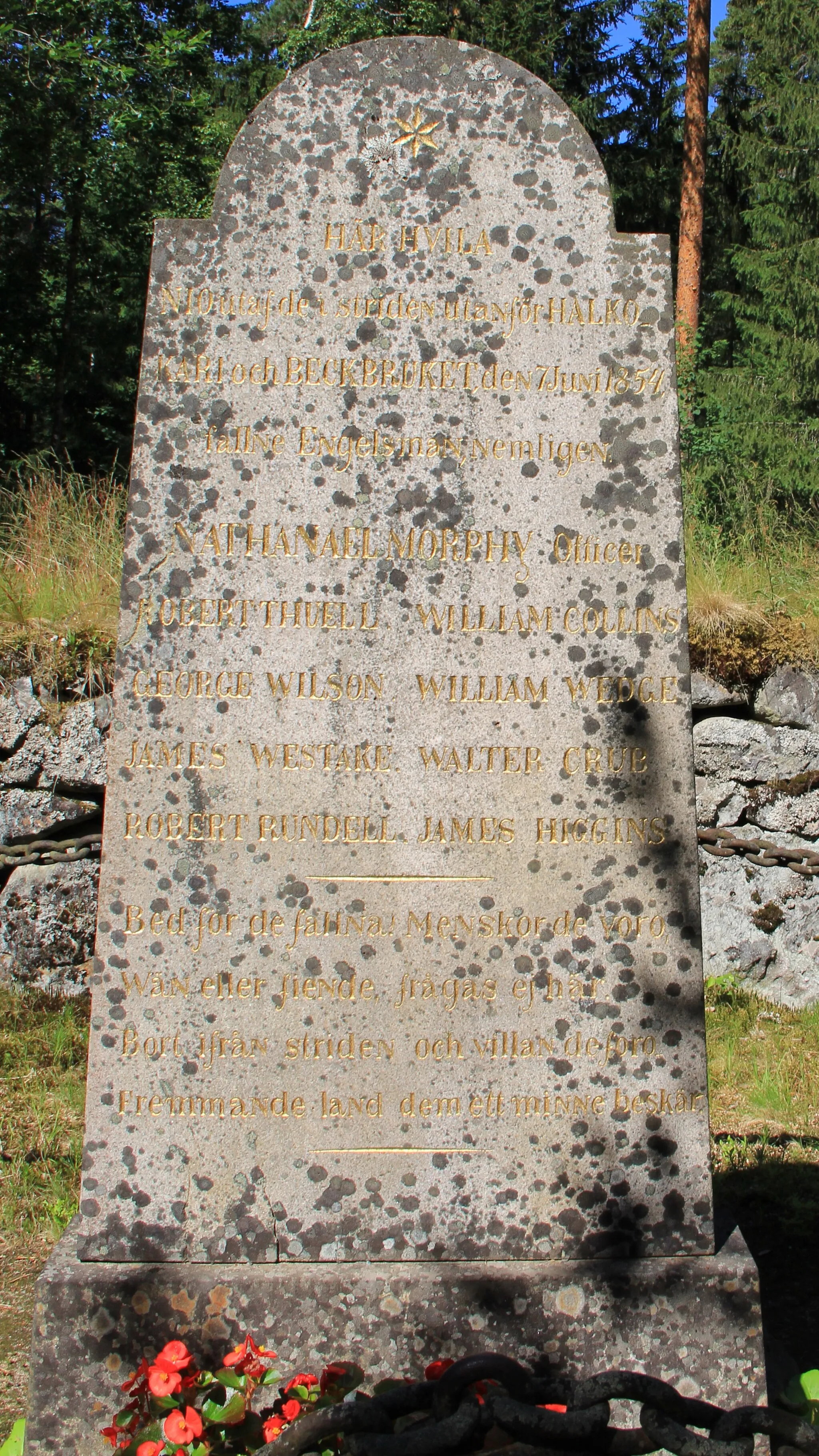 Photo showing: Grave memorial of English soldiers who died in Skirmish of Halkokari, Maria's cemetery, Kokkola, Finland. -  Skirmish of Halkokari happened in 1854. Nine english soldiers, who died in the battle, were buried at Maria's cementely in Kokkola.