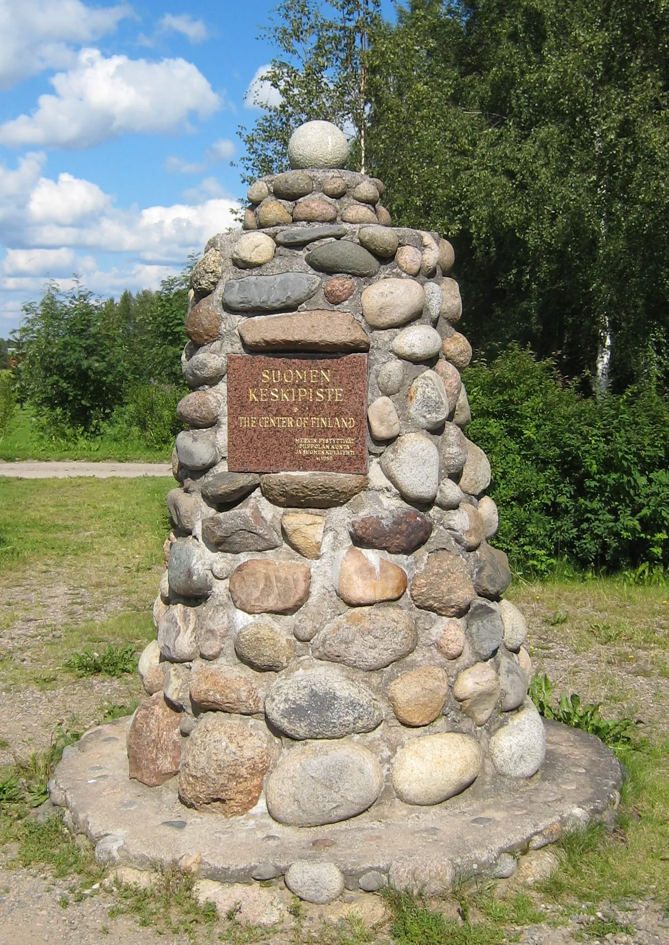 Photo showing: Monument in Piippola, Finland, marking "The Center of Finland", erected in 1958.
