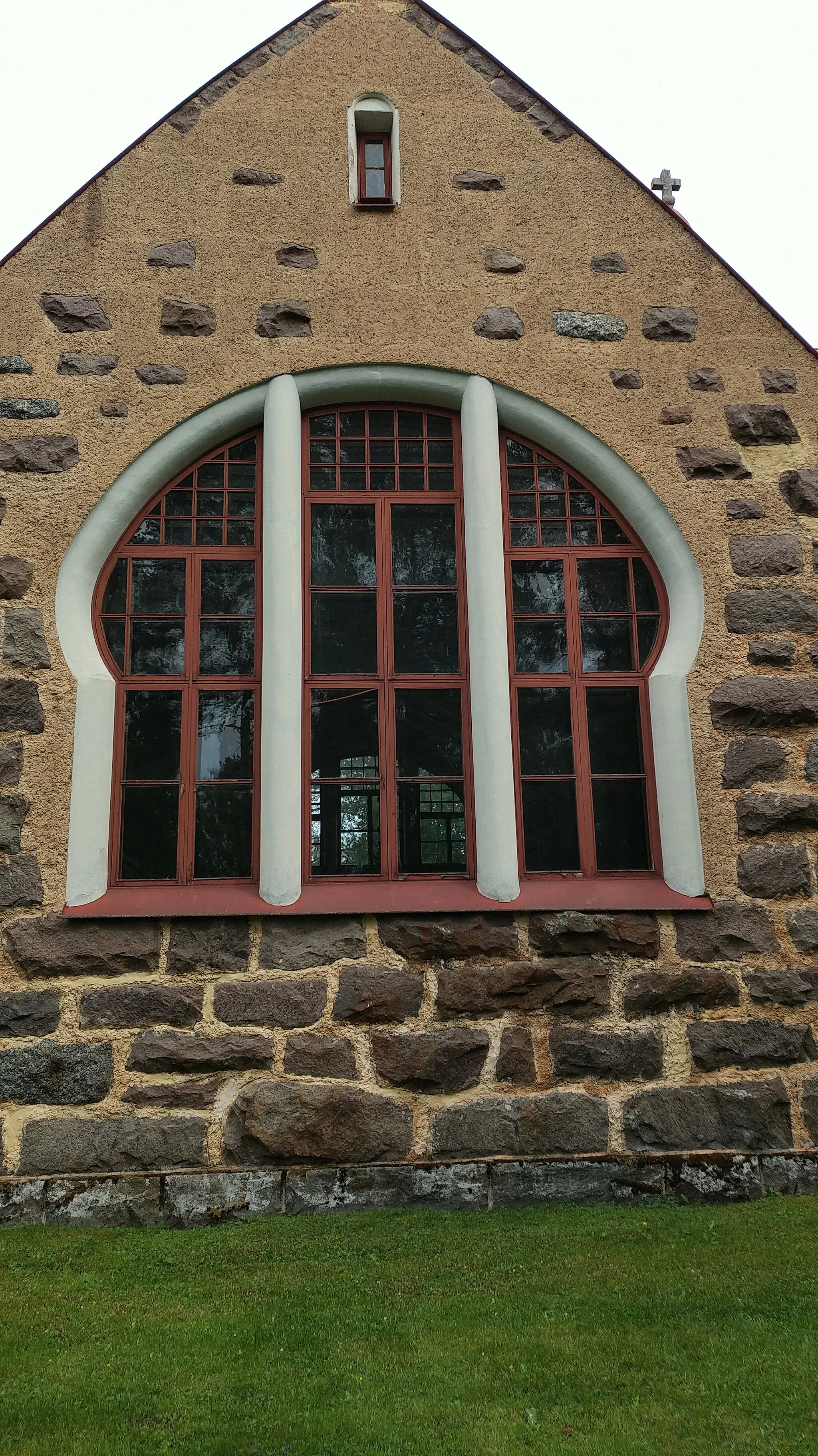 Photo showing: One of the windows of the church of Vuolijoki in Kajaani, Finland.