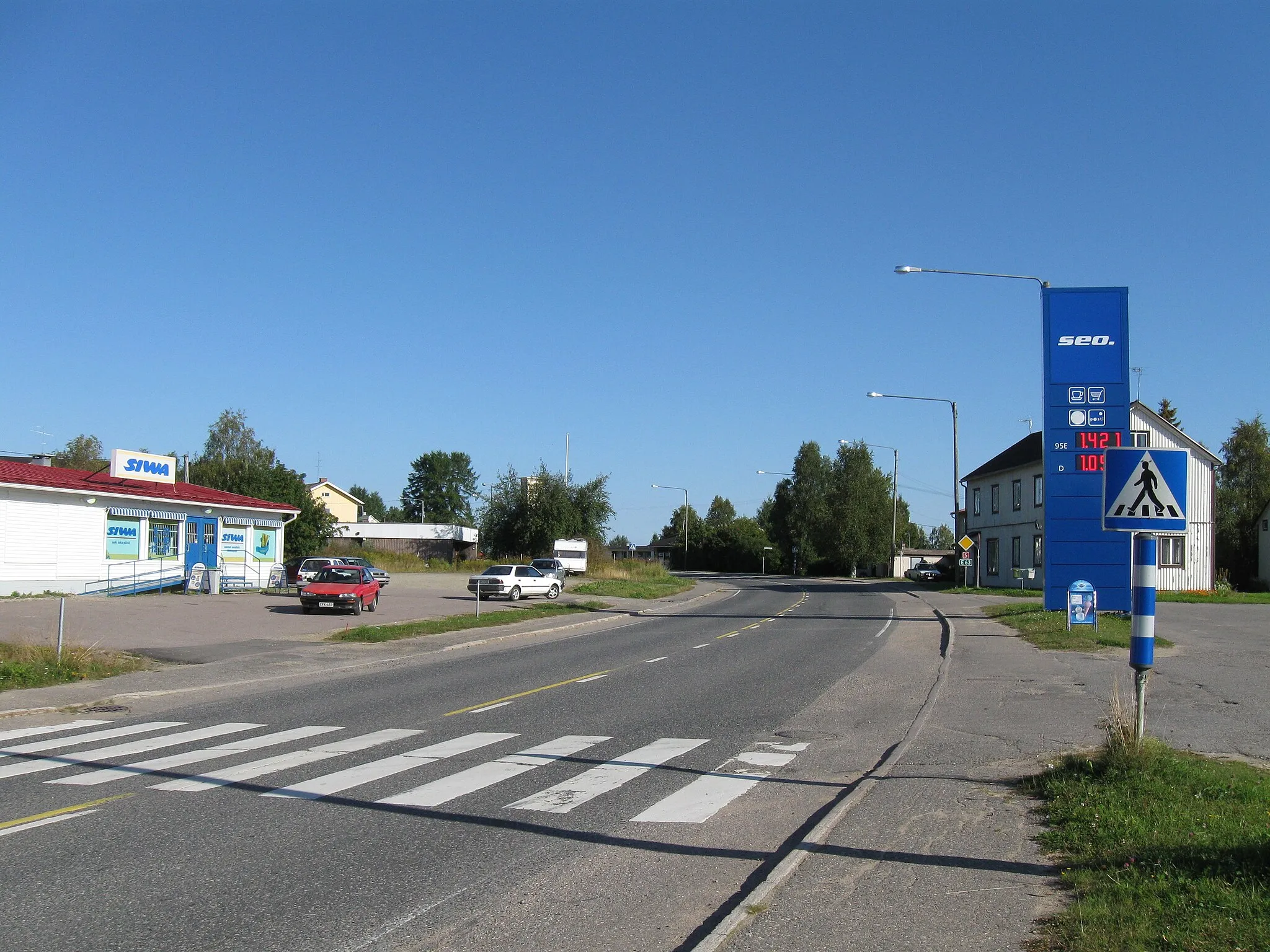 Photo showing: The centre of the Pelkosenniemi municipality, Finland. Highway 5 (E63) on the foreground.