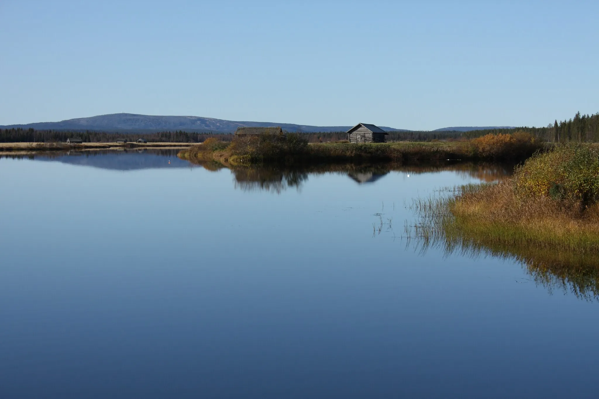 Photo showing: Houses at Suvanto village by Kitinen river in Pelkosenniemi, Finland. Suvanto is one of the very few villages in Lapland, Finland that wasn't destroyed during WWII.