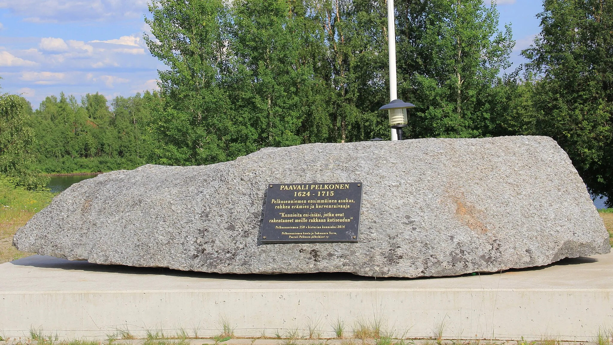 Photo showing: Paavali Pelkonen memorial plaque, Pelkosenniemi, Finland. - Unveiled in 2014.