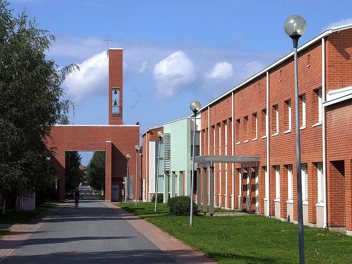 Photo showing: The pedestrian and bicycle way Maikkulanraitti in Maikkula, Oulu, Finland.