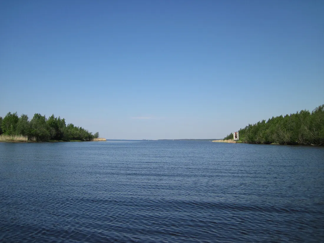 Photo showing: Sudenväylä (also known as Kraaselin kaivanto) boating channel, Haukipudas, Finland. Seen from a vessel approaching east from Kuivasmeri bay towards Kellonlahti bay. The island on the left (south) is Kellon Kraaseli, on the island on the right (north) is Rapakari.