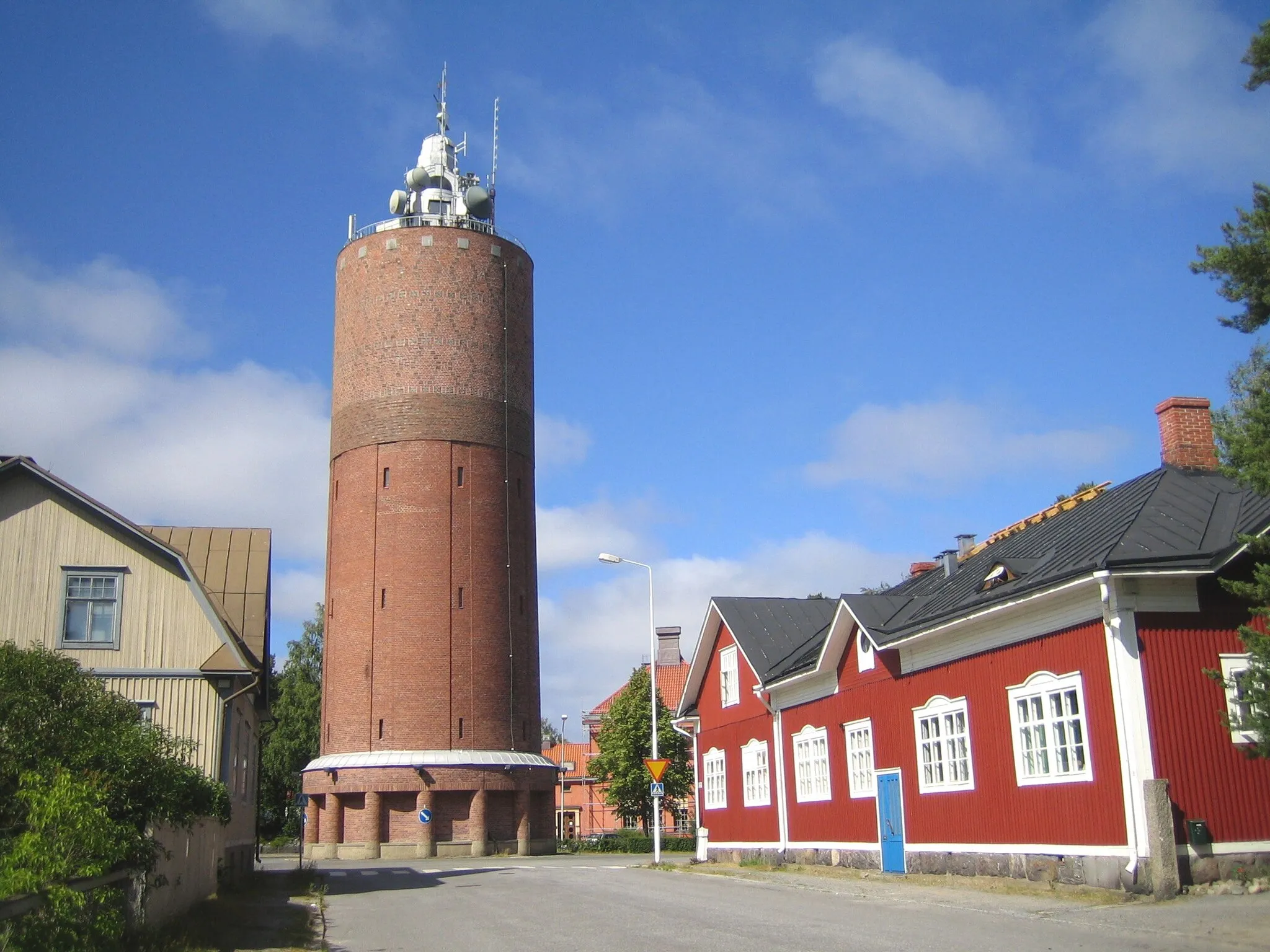 Photo showing: Water tower and surroundings, Kokkola, Finland. The water tower has been designed by architect Selim A. Lindqvist and was completed in 1921