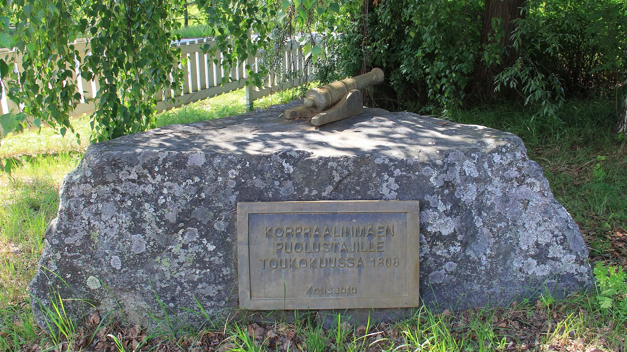 Photo showing: Korpraalinmäki battle memorial, Peltokorpi schoolyard, Kälviä, Finland. - Korpraalinmäki Battle happened May 27th, 1808, as part of the Finnish War.