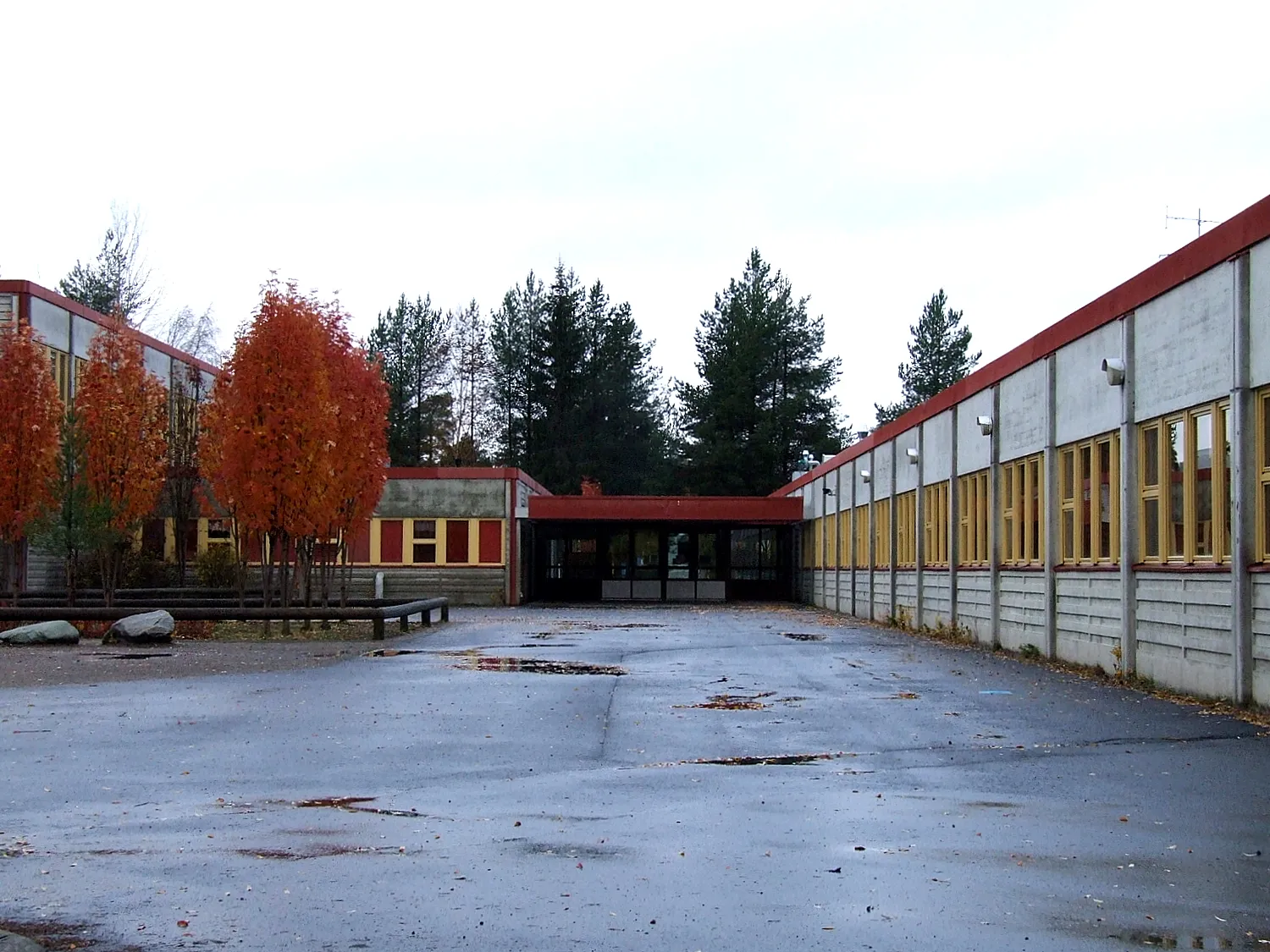 Photo showing: Myllyoja school in Myllyoja district in Oulu, Finland. School was founded in 1979.