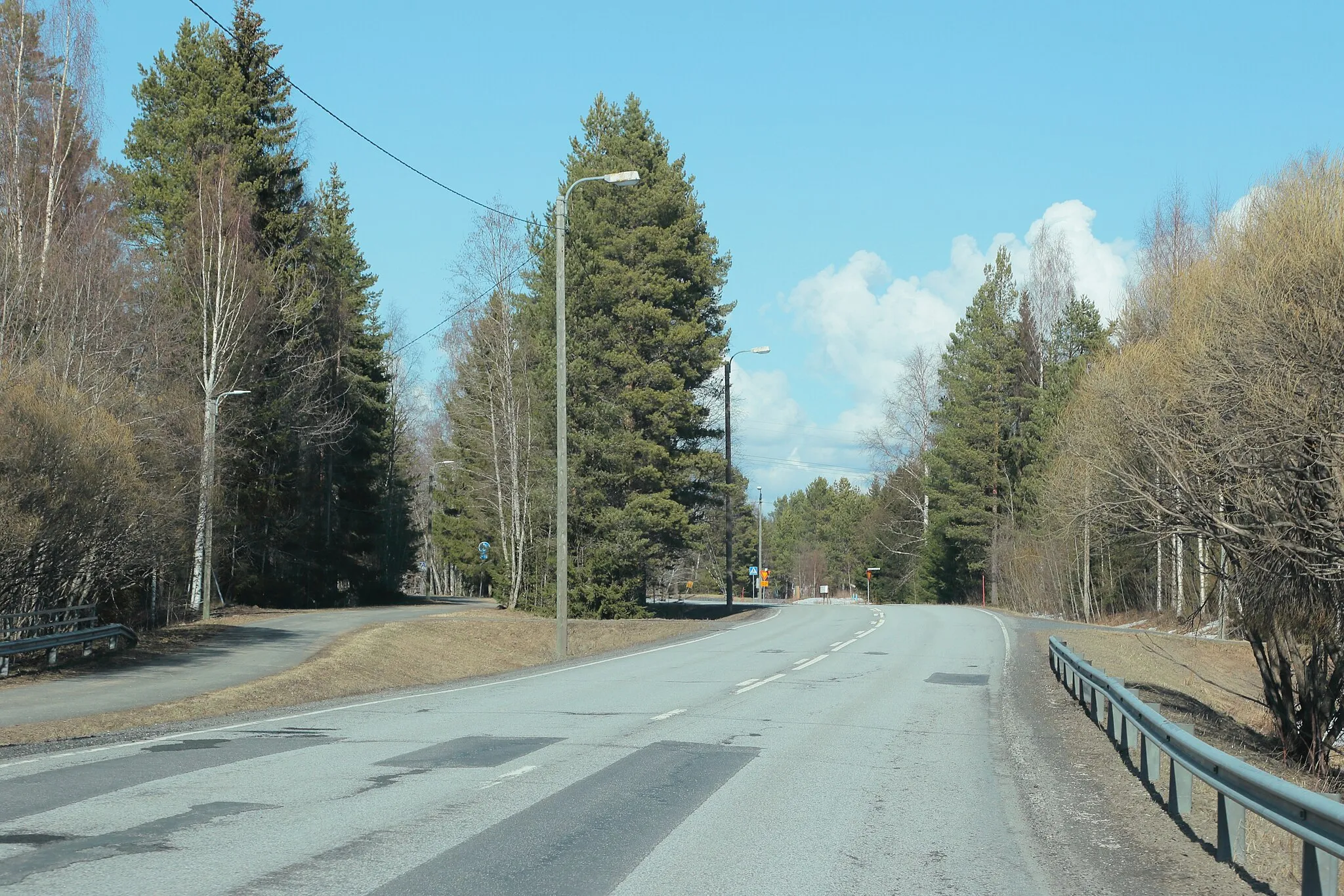 Photo showing: The Sanginsuuntie local road in Oulu.