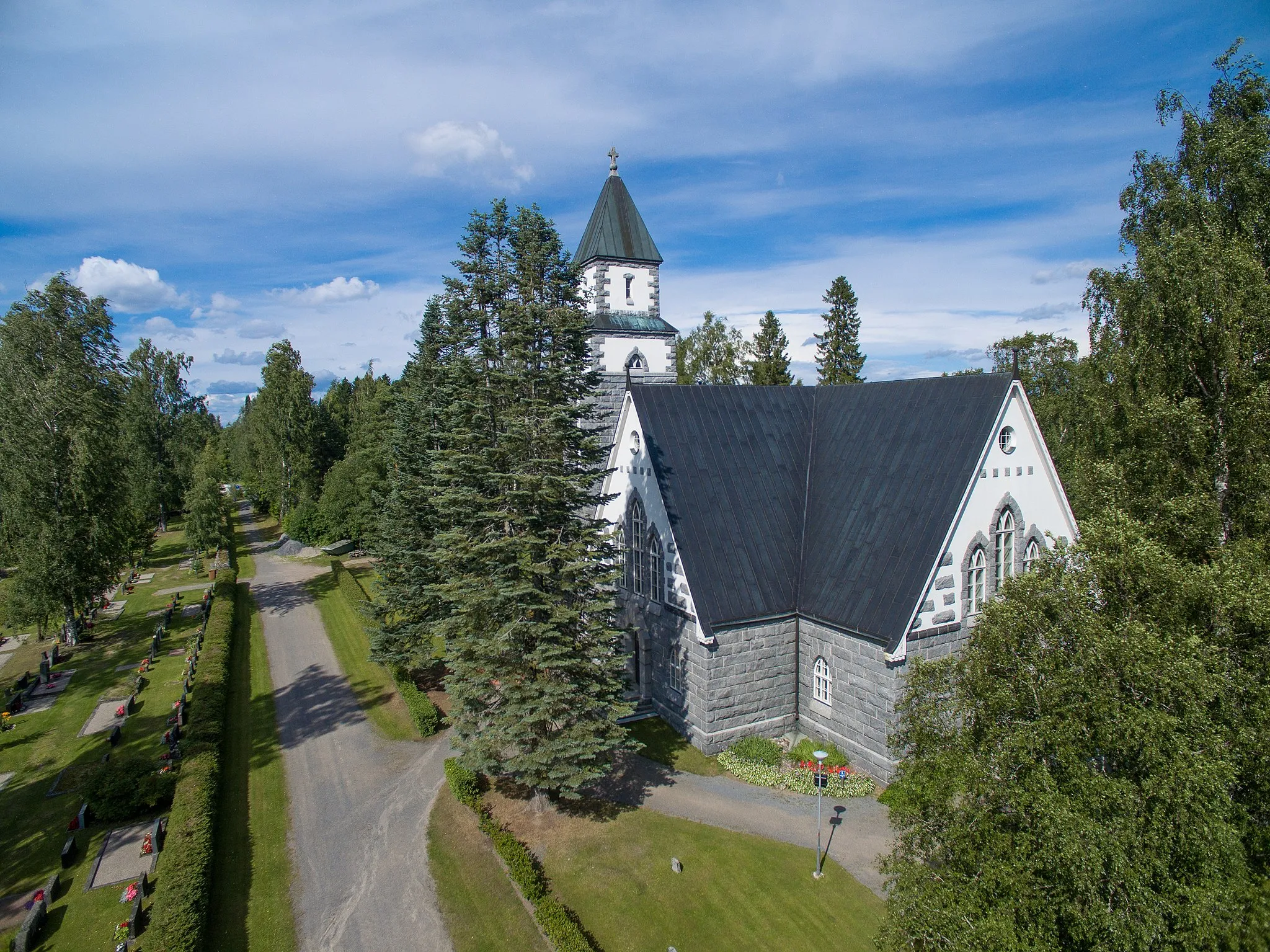 Photo showing: Hirvensalmi Church photographed from the air on 2 August 2015