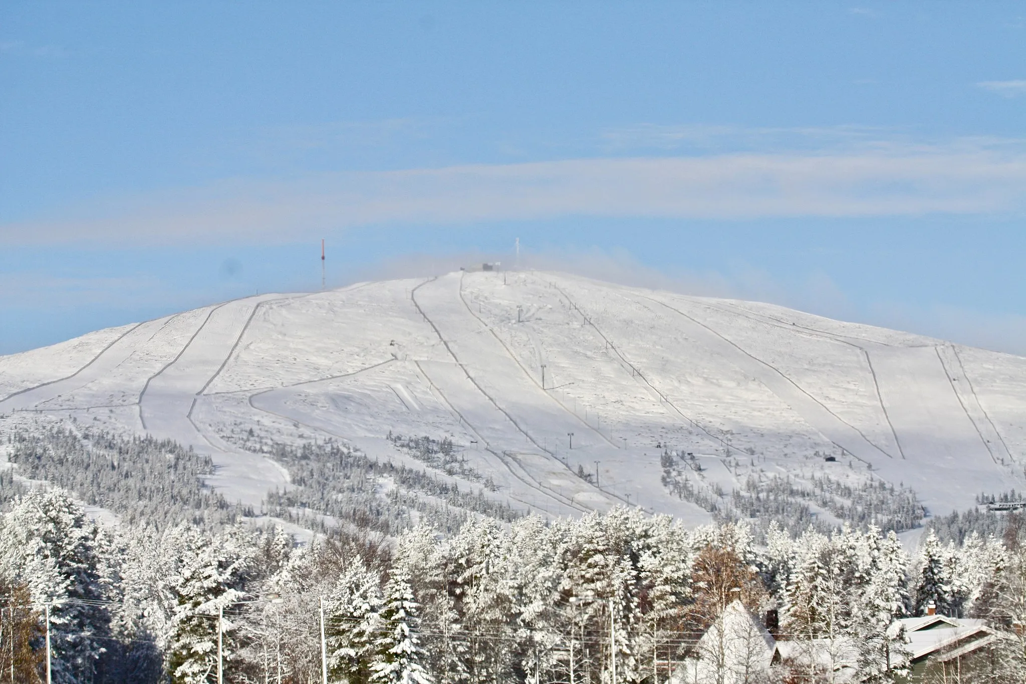 Photo showing: Sport Resort Ylläksellä on Suomen pisimmät rinteet ja gondolihissi, joka on auki myös kesällä.