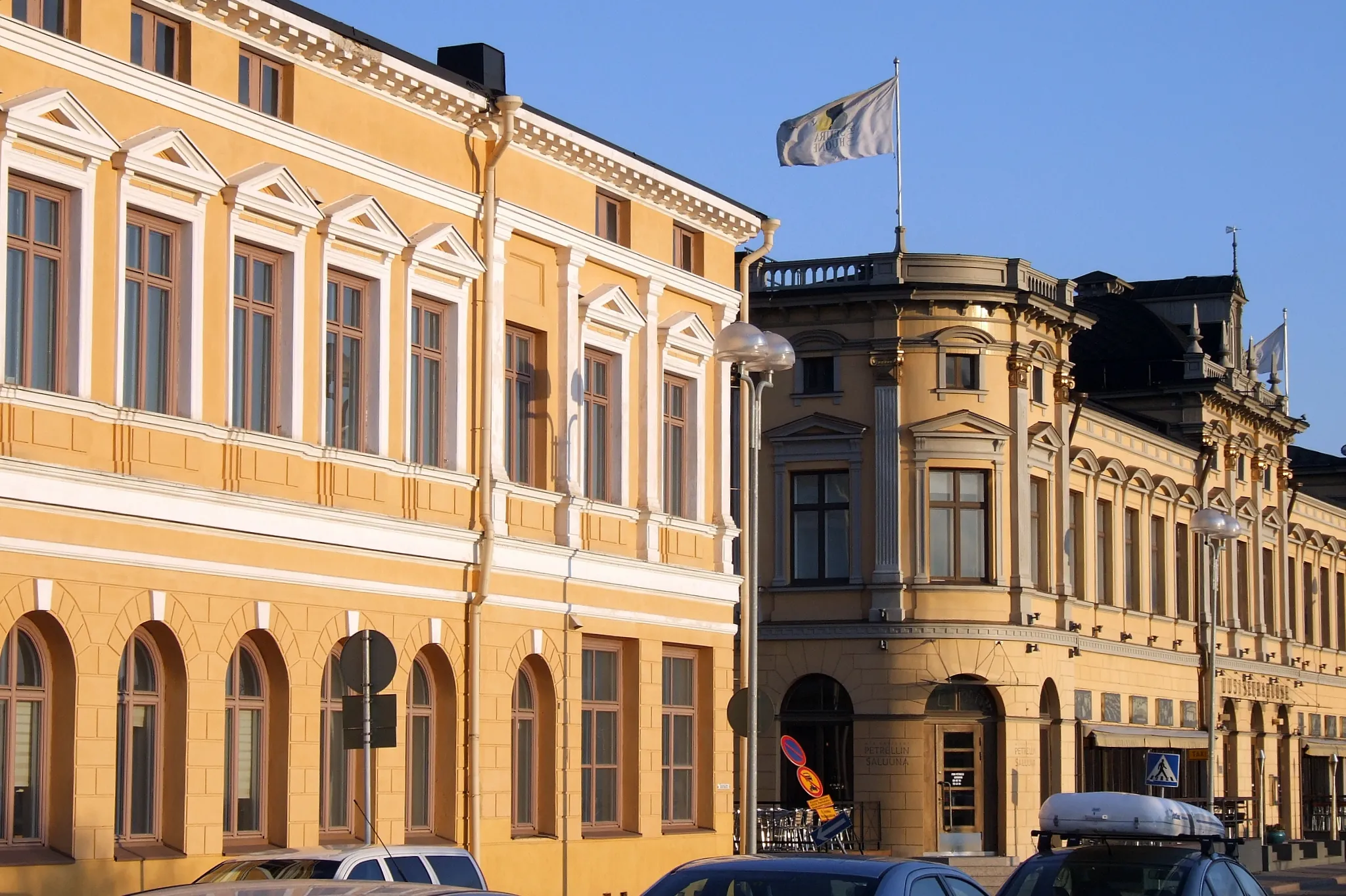 Photo showing: Rantakatu street in Oulu, Finland. Both of the buildings have been designed by architect Hugo Neuman and completed in 1884.