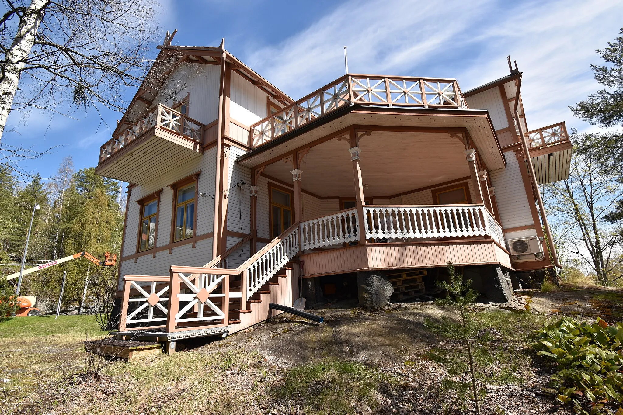 Photo showing: Villa Suruton on Vääräsaari island was built in the 1890s. It served as summer residence of opera singer Aino Ackté. Novelist Joel Lehtonen finished his collection of short stories "Dead apple trees" (Kuolleet omenapuut) when living and working in the villa.