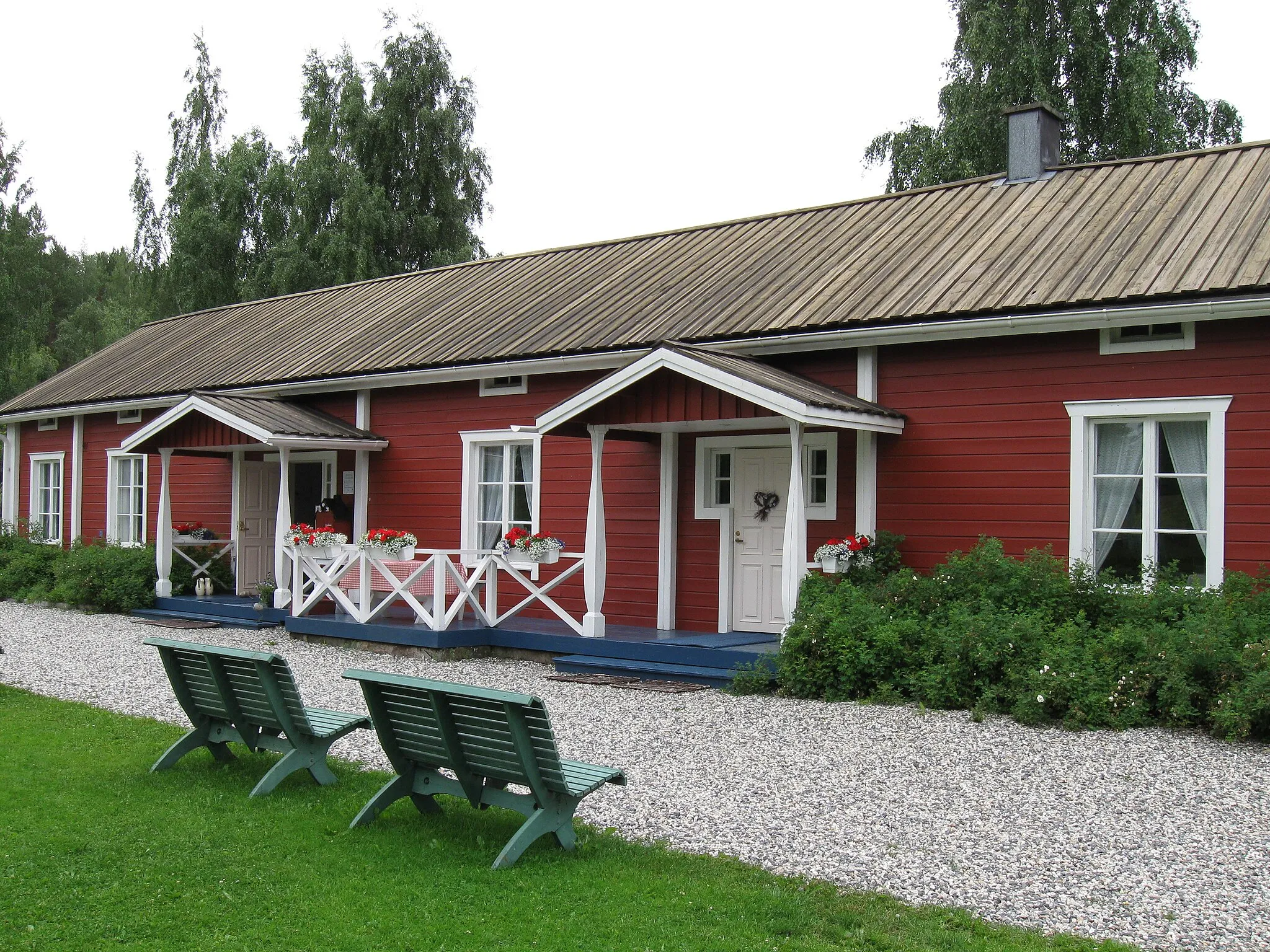 Photo showing: The reconstructed home "Hövelö" of the Finnish poet Eino Leino in Paltaniemi, Kajaani, Finland.