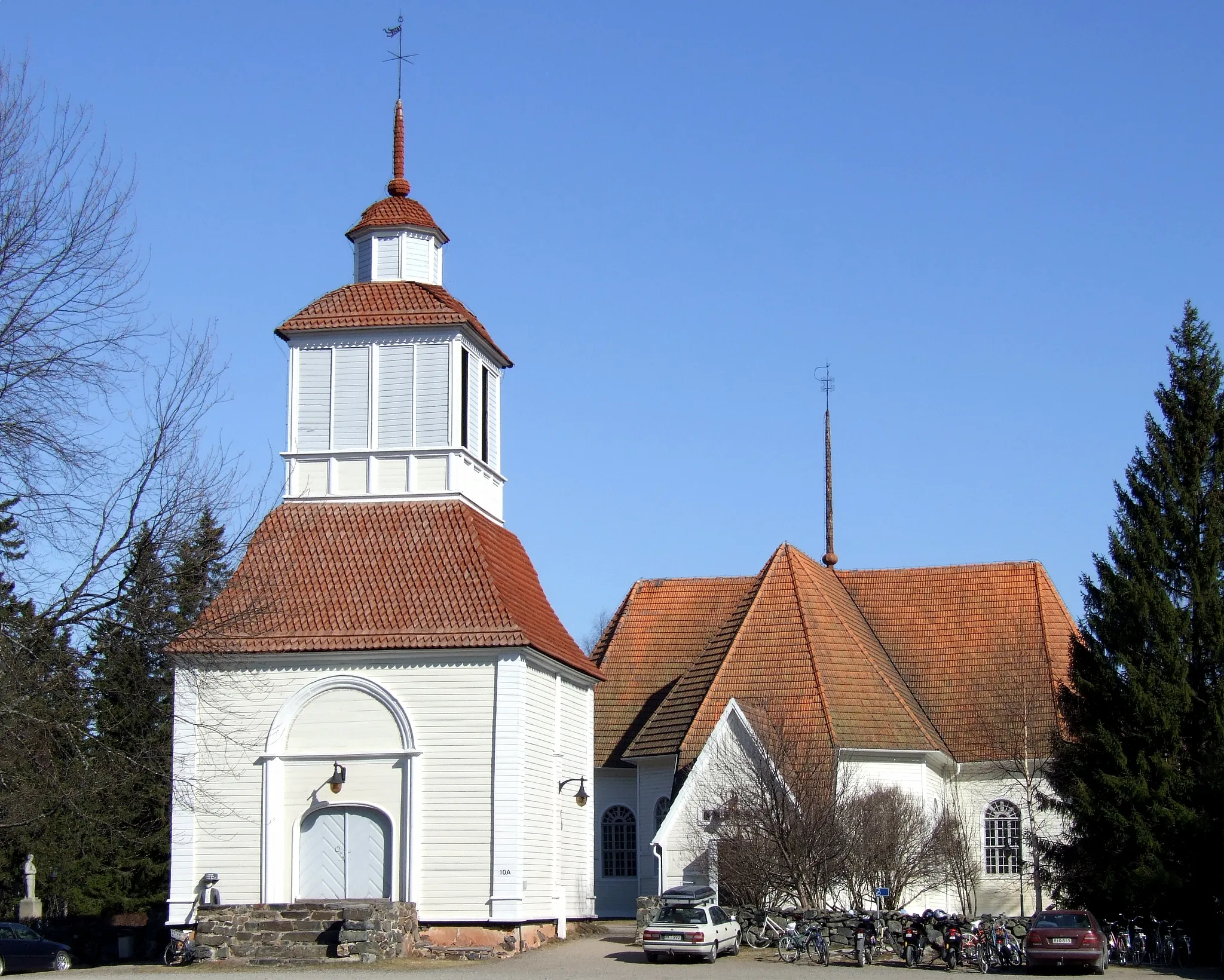 Photo showing: The Church and the Belfry of Haukipudas, Finland. The church is designed by Matti Honka and built by Jaakko Suonperä and it was completed in the year 1762. The belfry is designed and built by Heikki Väänänen in 1751.