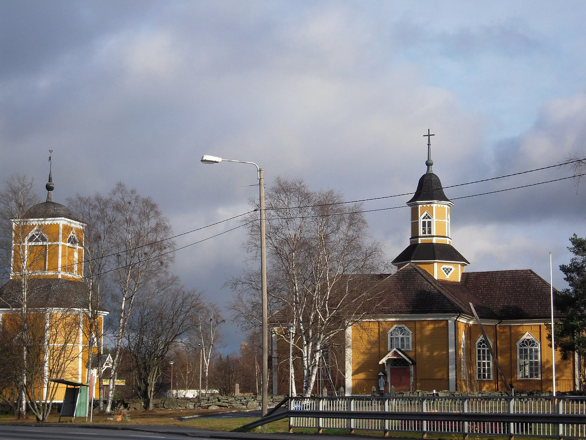 Photo showing: The main Apostolic Lutheran Church with belfry (left) of the municipality of Himanka, Central Ostrobothnia, Finland. Photo is taken across the highway 8 (E8; Eteläväylä).