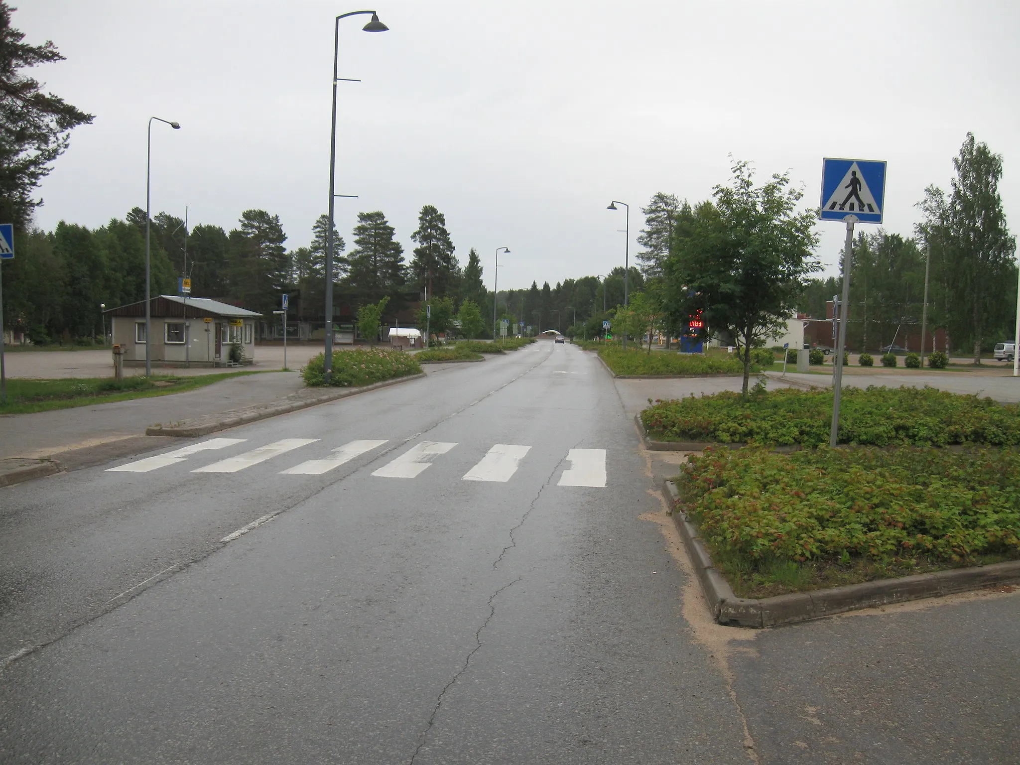 Photo showing: Hyryntie (regional road 891) at the centre of Hyrynsalmi, Finland, seen towards South-East.