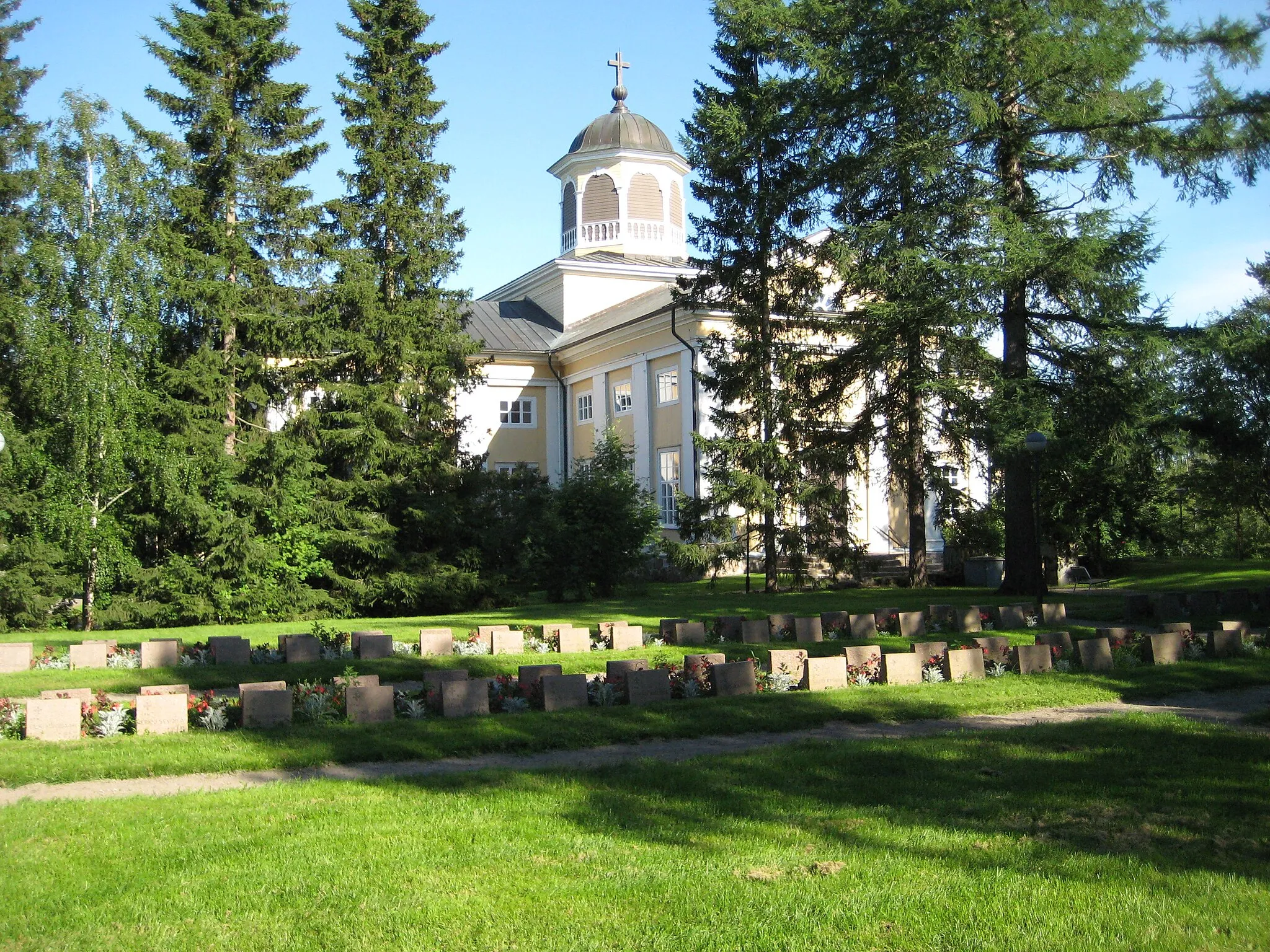 Photo showing: The military cemetary of the Second World War at the Liminka old cemetary, and Liminka Church, located in Liminka, Finland.