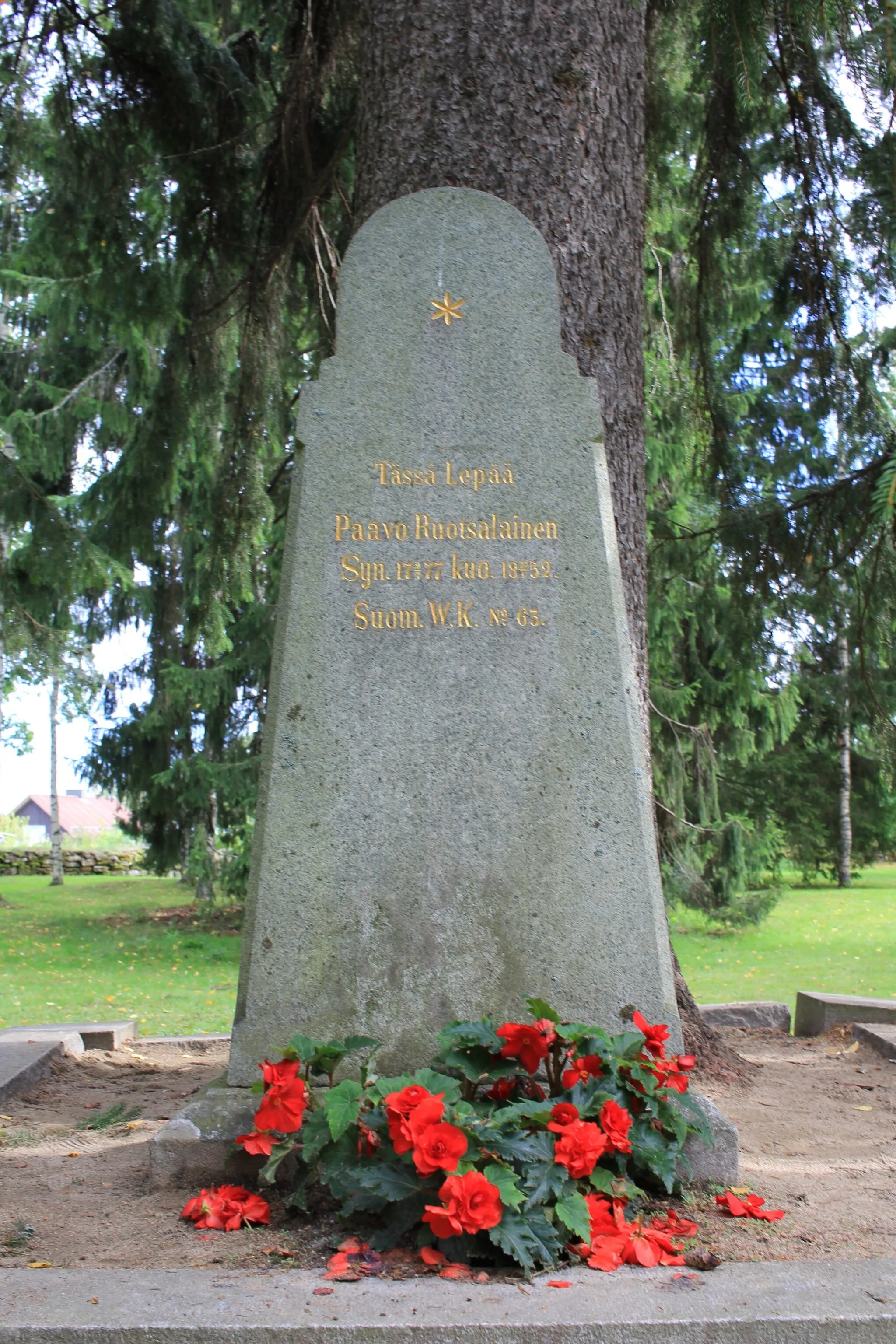 Photo showing: Grave of Paavo Ruotsalainen in Nilsiä Old Church park, Nilsiä, Kuopio, Finland. The gravestone was erected by members of the Awakening movement (Finnish religious movement) from Iisalmi, Kiuruvesi and Ostrobothnia regions.