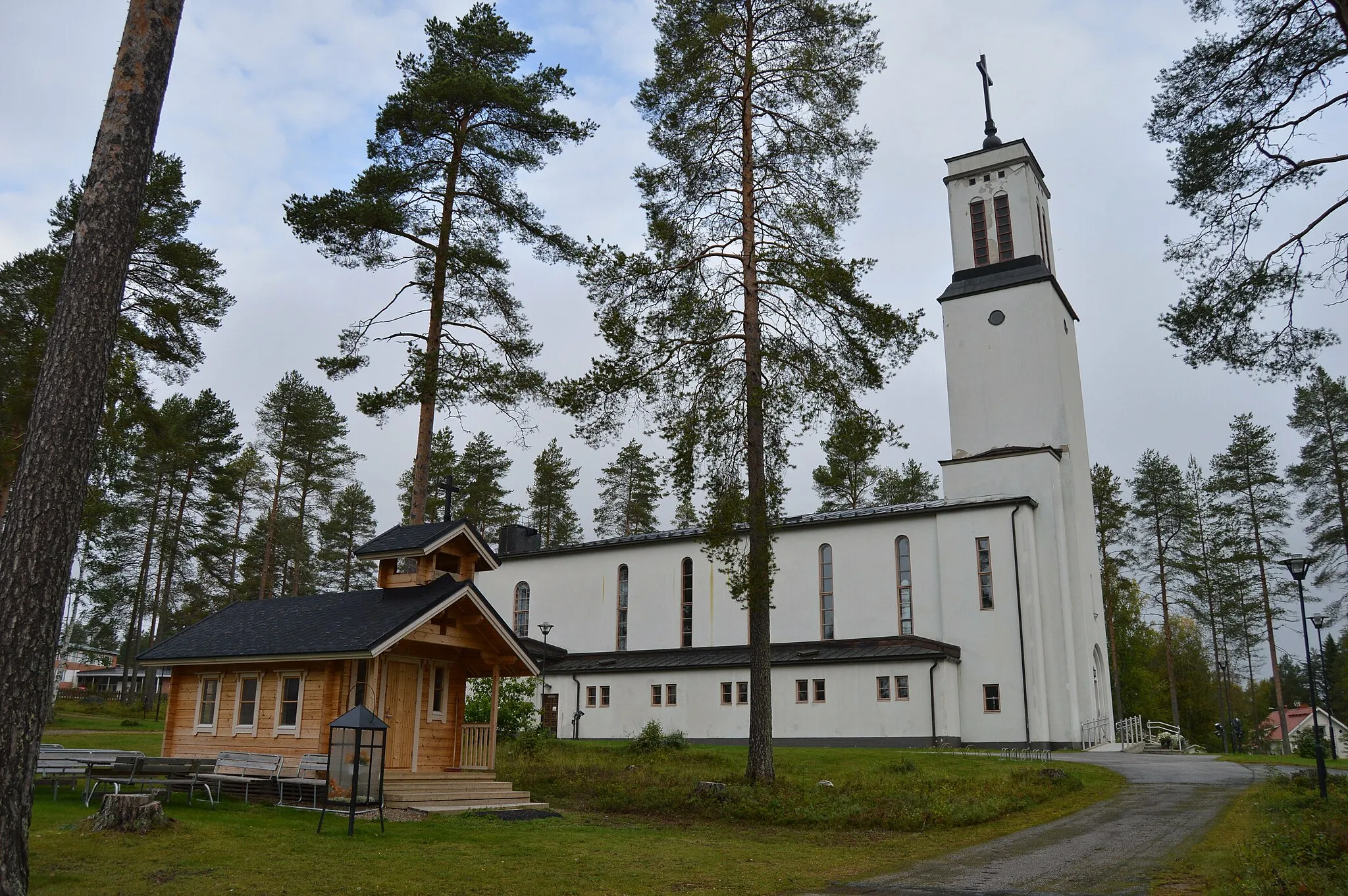 Photo showing: Paltamon kirkko ja pieni puinen lasten leikkimökkikirkko.
