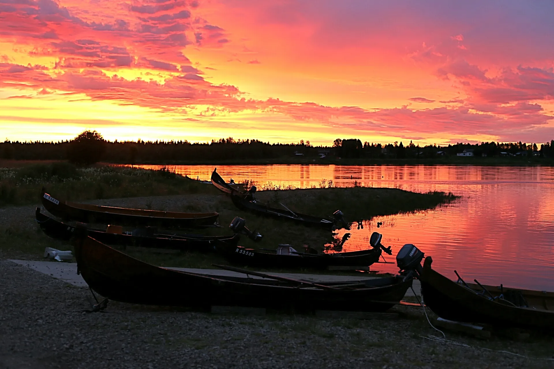 Photo showing: Tornionjoki is a river between Swedish and Finnish borders. Picture from the vilage of Pello, Lappland.