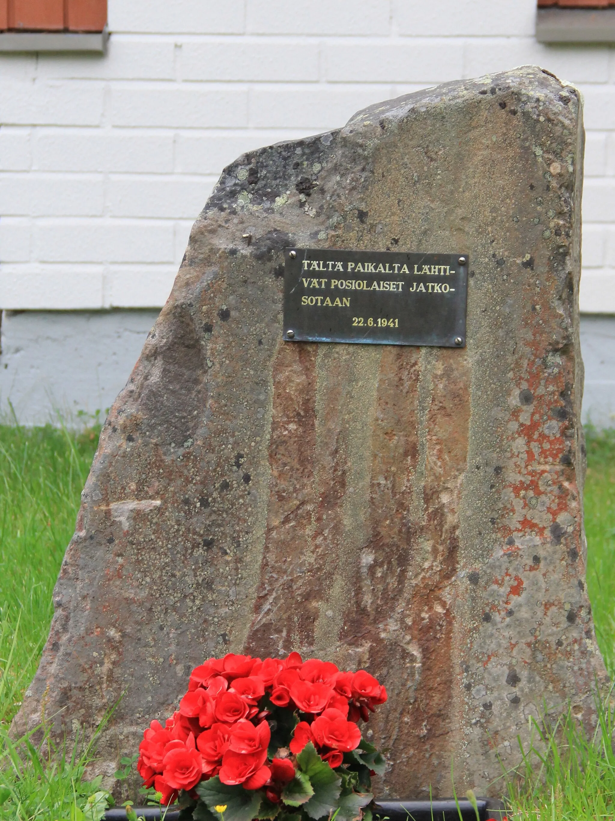 Photo showing: Memorial of going to Continuation War, in front of Parish center, Posio, Finland. - Memorial was unveiled in 1981.