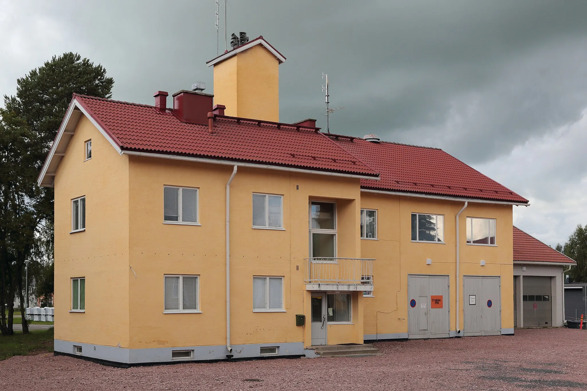 Photo showing: The former fire station in Tyrnävä was completed in 1952.