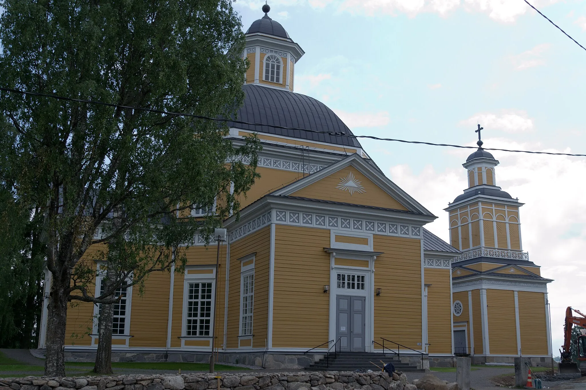 Photo showing: Veteli Church (built in 1843) and belfry (built in 1859) in Veteli, Finland.