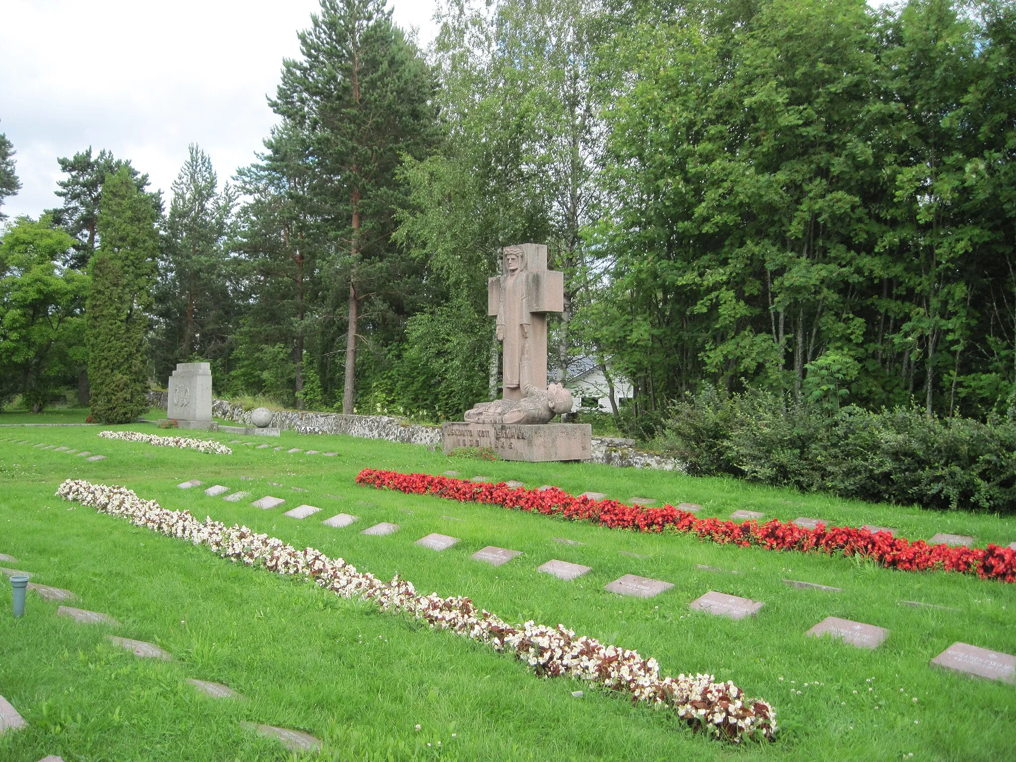 Photo showing: Military cemetary at church in Rääkkylä, Finland