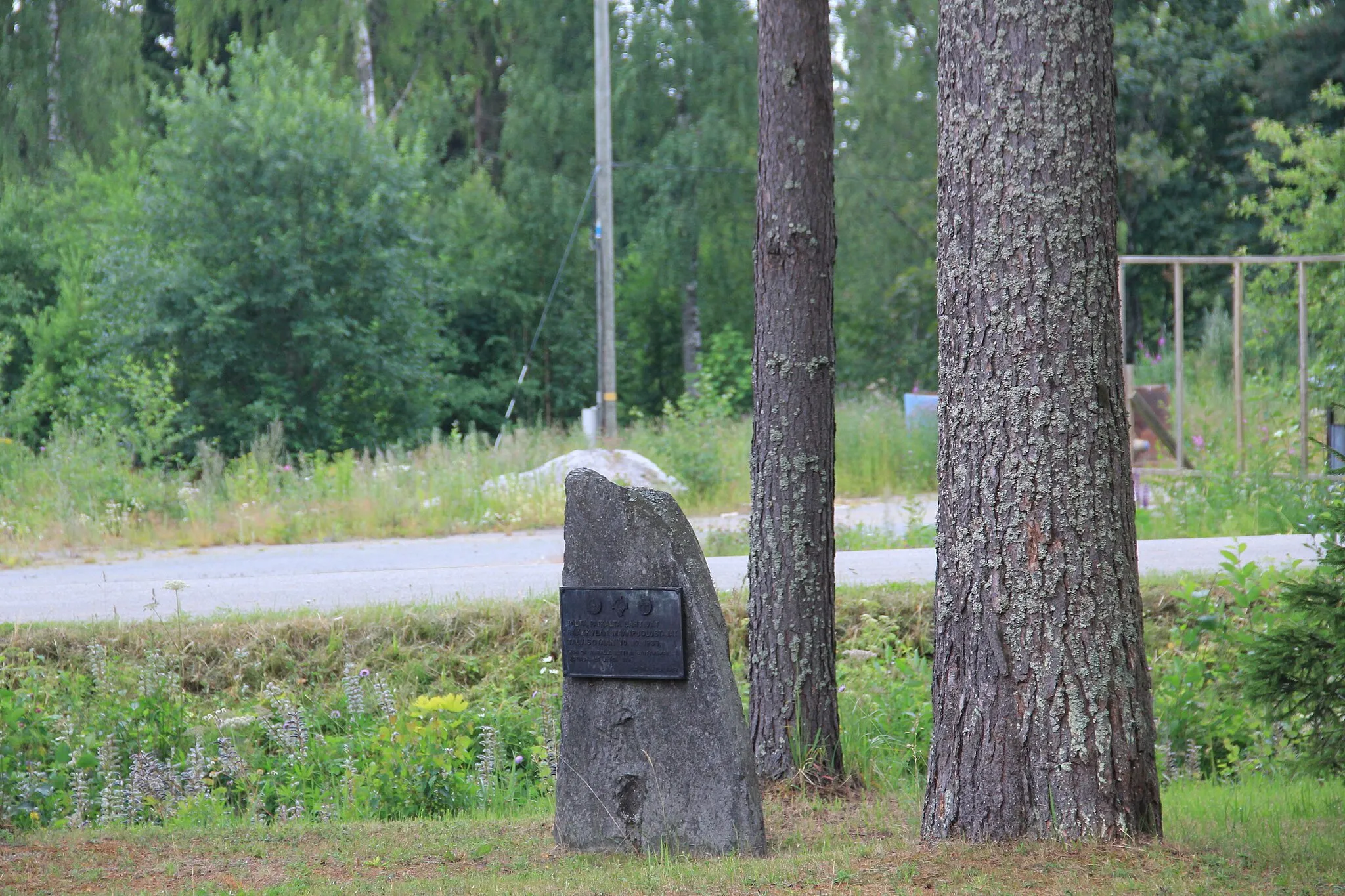 Photo showing: Winter war veterans memorial, Rasivaara, Rääkkylä, Finland. - General view.