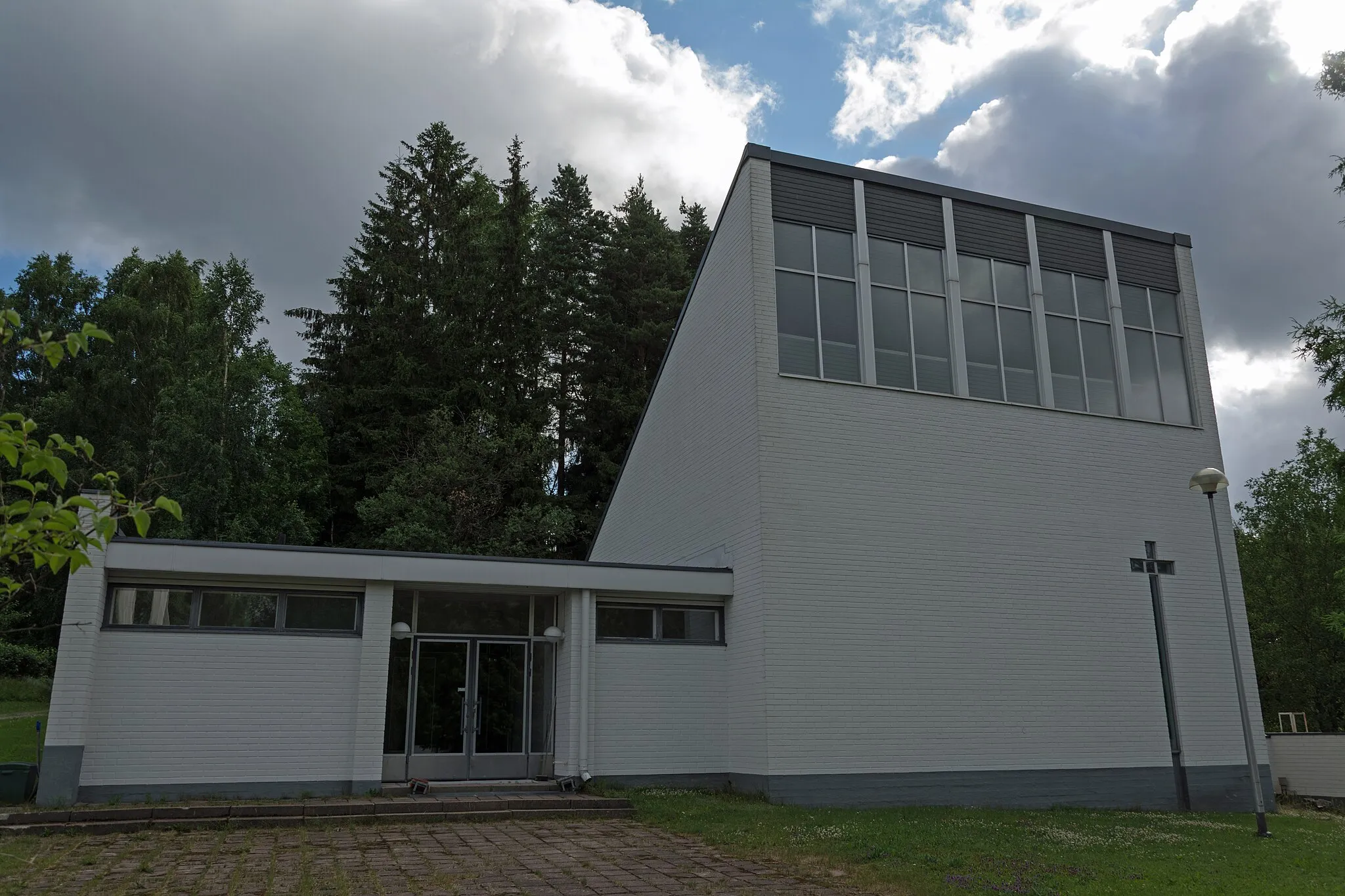 Photo showing: Vuohijärvi Church in Kouvola, Finland, was designed by architect Väinö Vuorinen, and completed in 1966.