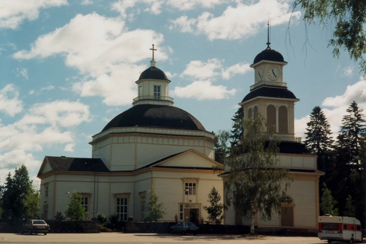 Photo showing: Alajärvi Church, located in Alajärvi, Finland, in summer 1996. The wooden church was build in 1836 and it was designed by architect Carl Ludvig Engel.