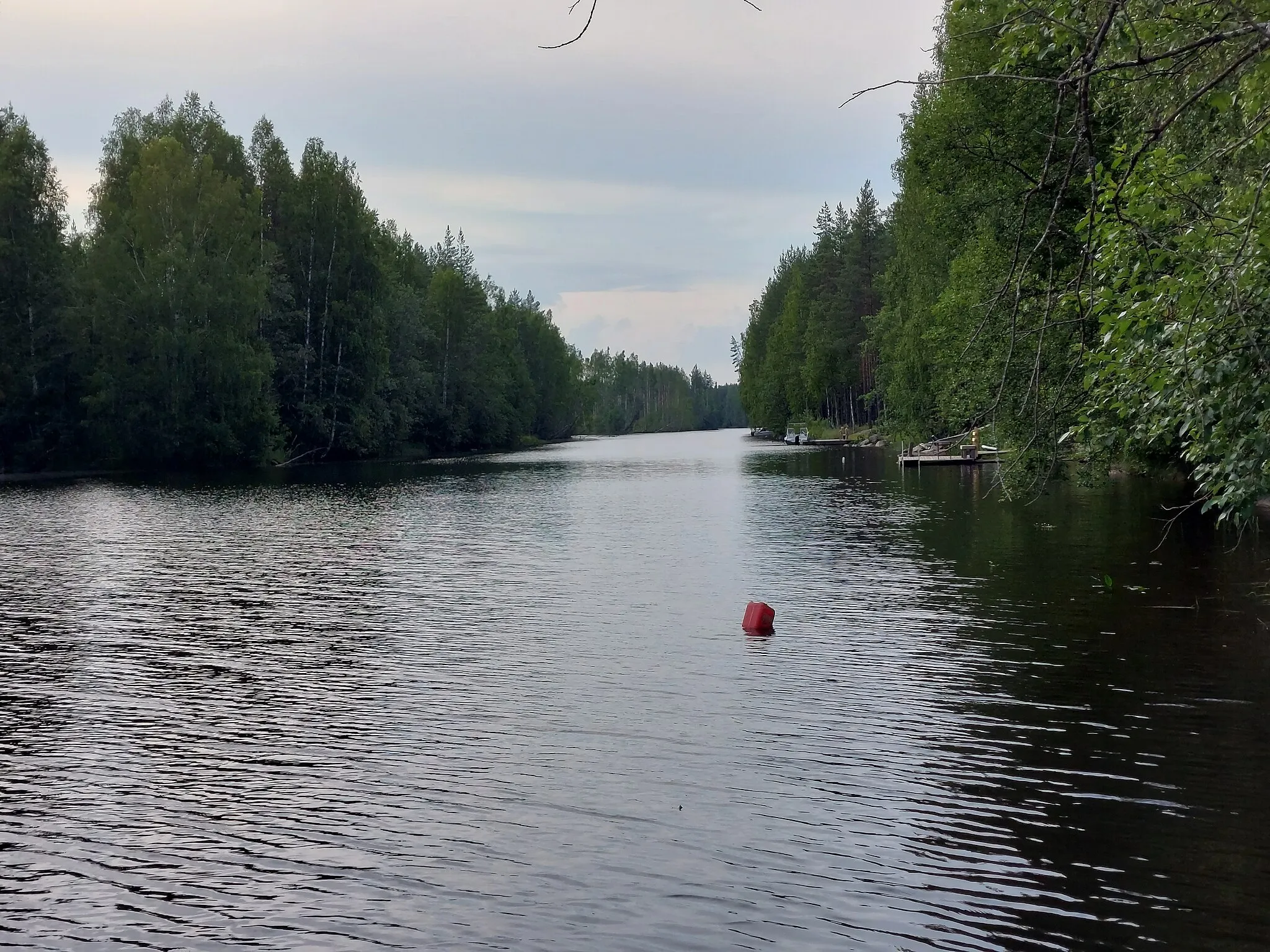 Photo showing: View along canal Höytiäinen