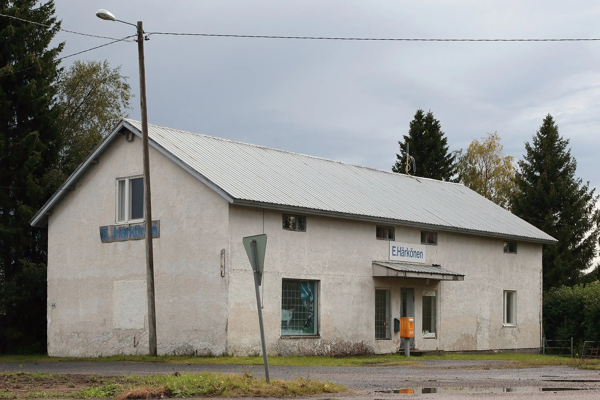 Photo showing: A former shop in the Karinkanta village in Siikajoki, Finland.