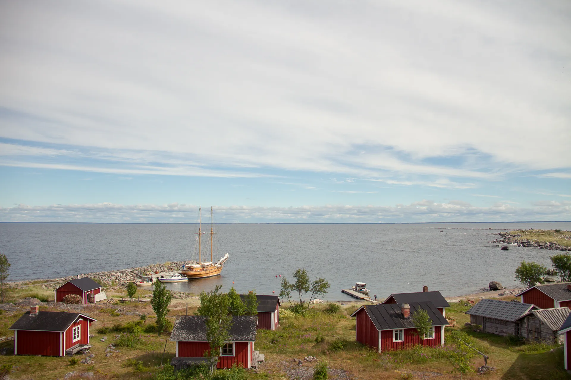 Photo showing: View to southeast from Maakalla lighthouse in Kalajoki, Finland. The Ansio Galeas in the harbour.