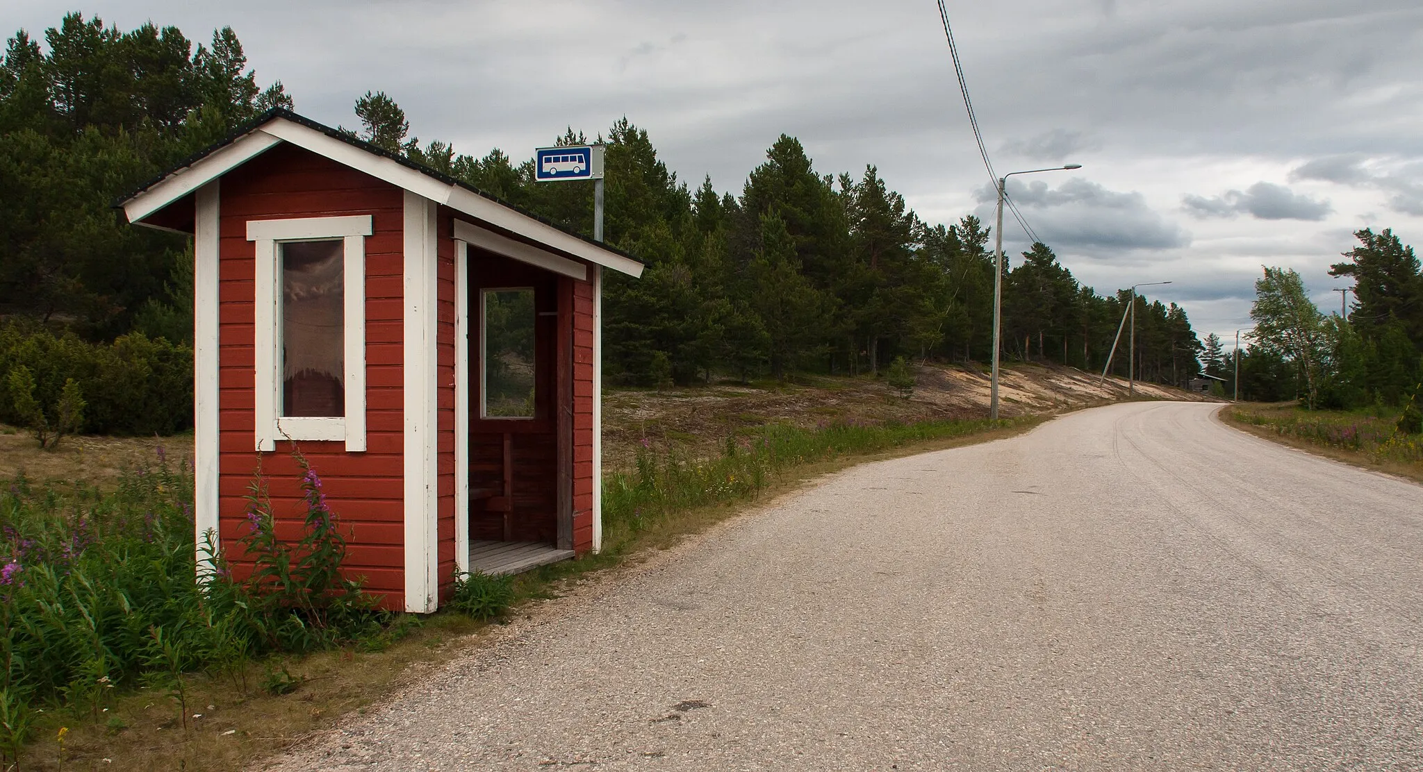 Photo showing: Bus stop on the regional road 956 in Vuontisjärjvi village in Enontekiö, Finland.