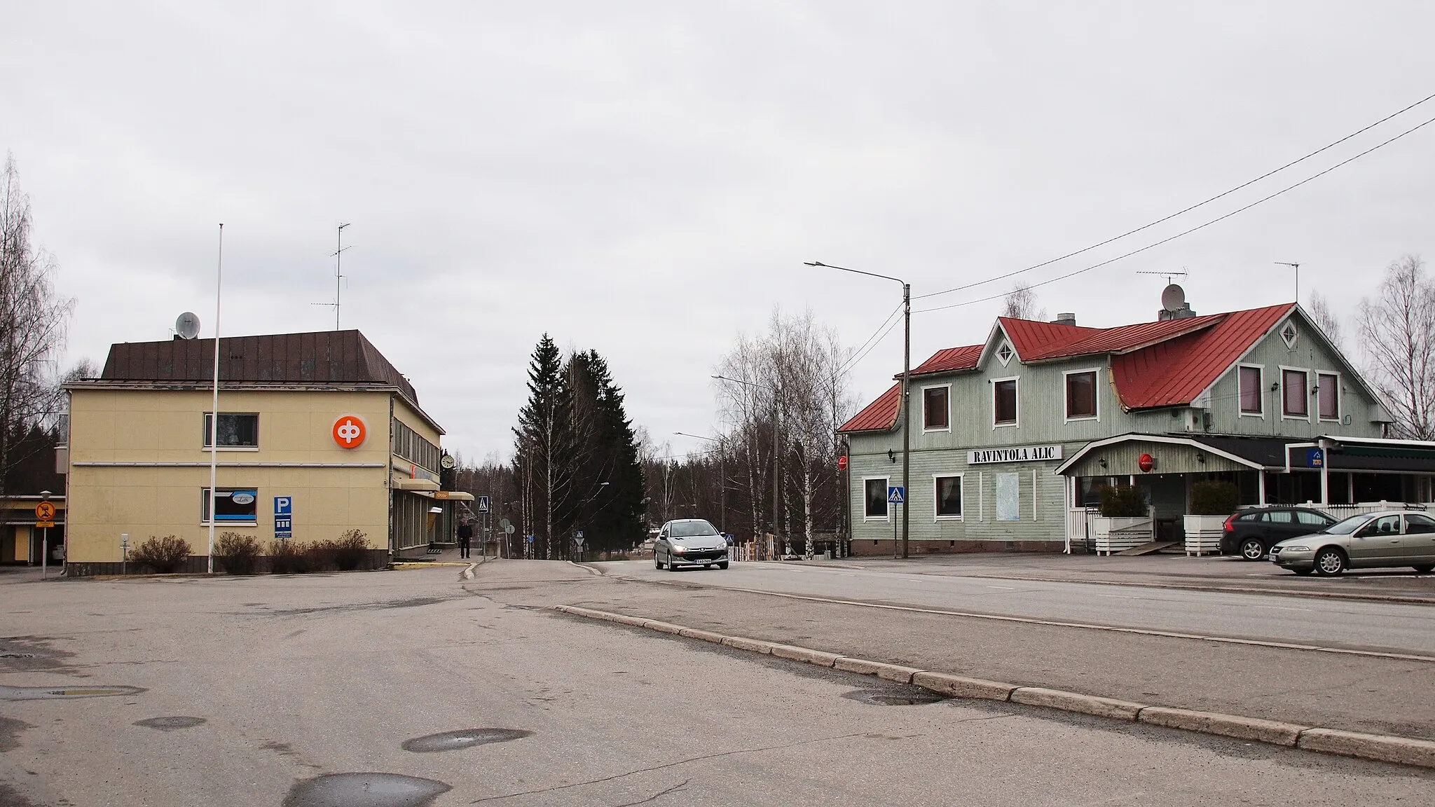 Photo showing: View in the centre of Haukivuori, Mikkeli, Finland, showing Osuuspankki bank branch and restaurant Alic.