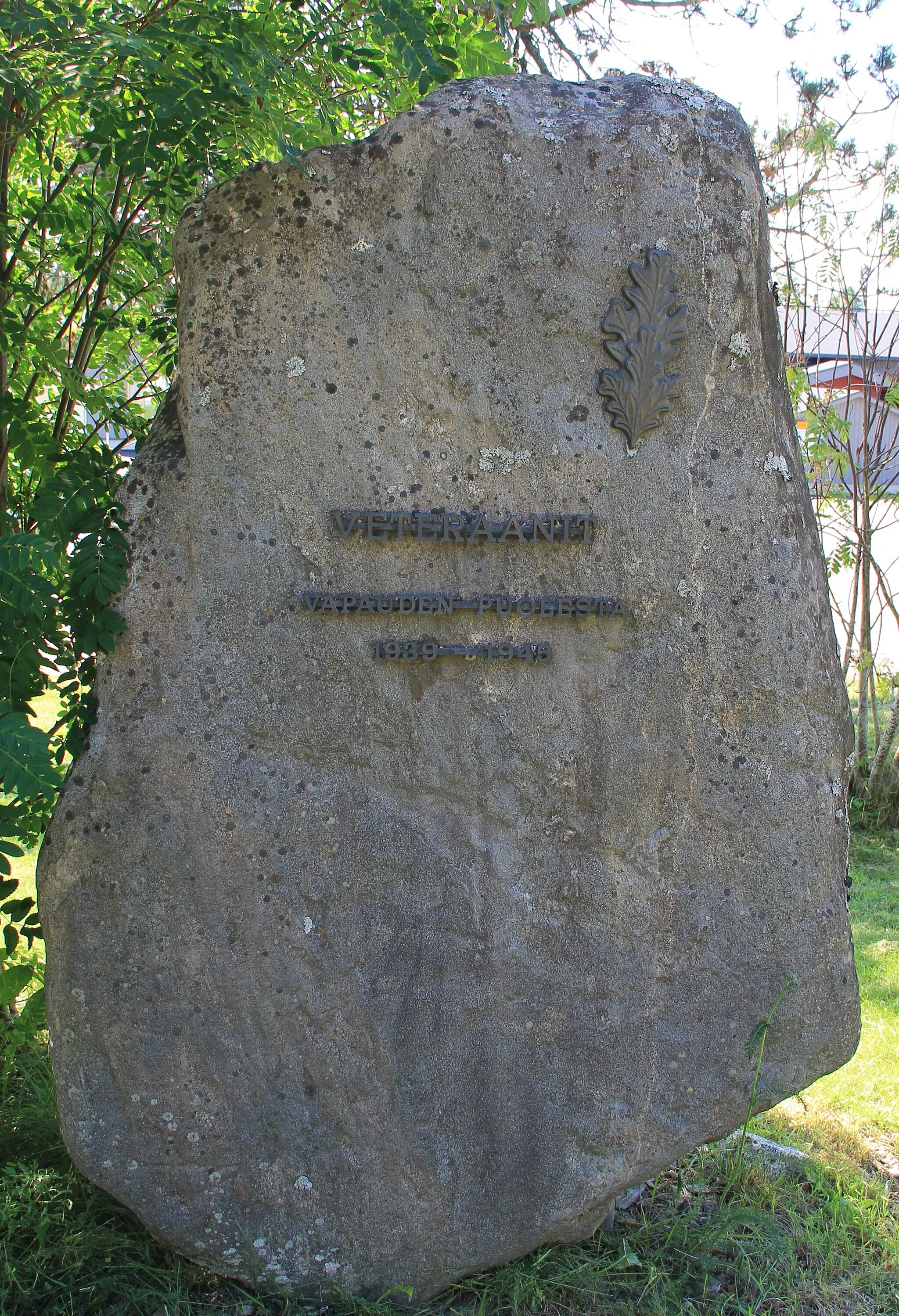 Photo showing: War veterans memorial, Pulkkilantie 25, Siikalatva, Finland. - Memorial was unveiled in 1991.