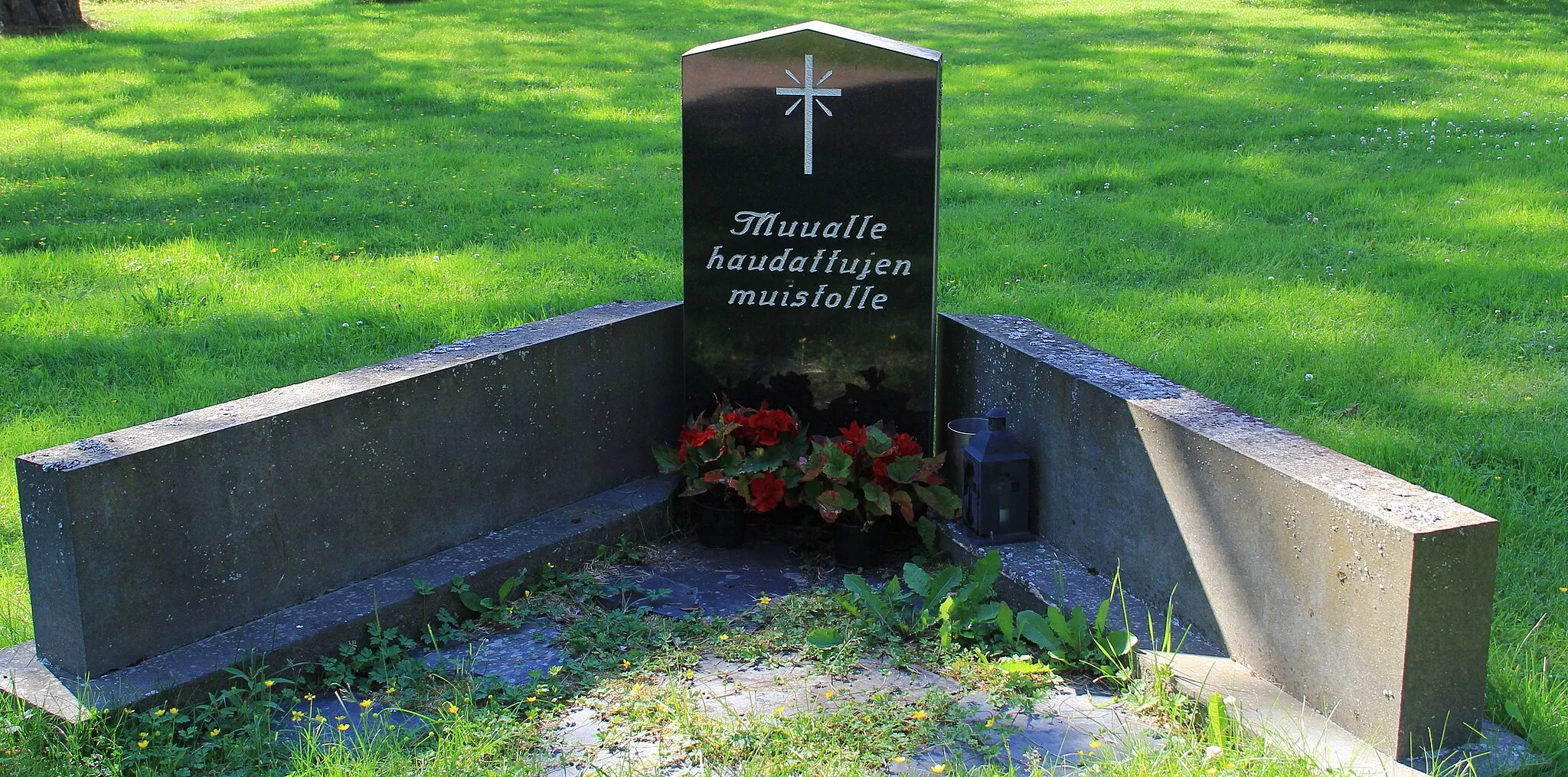 Photo showing: Memorial to those who have been buried elsewhere, Pulkkila churchyard, Siikalatva, Finland.