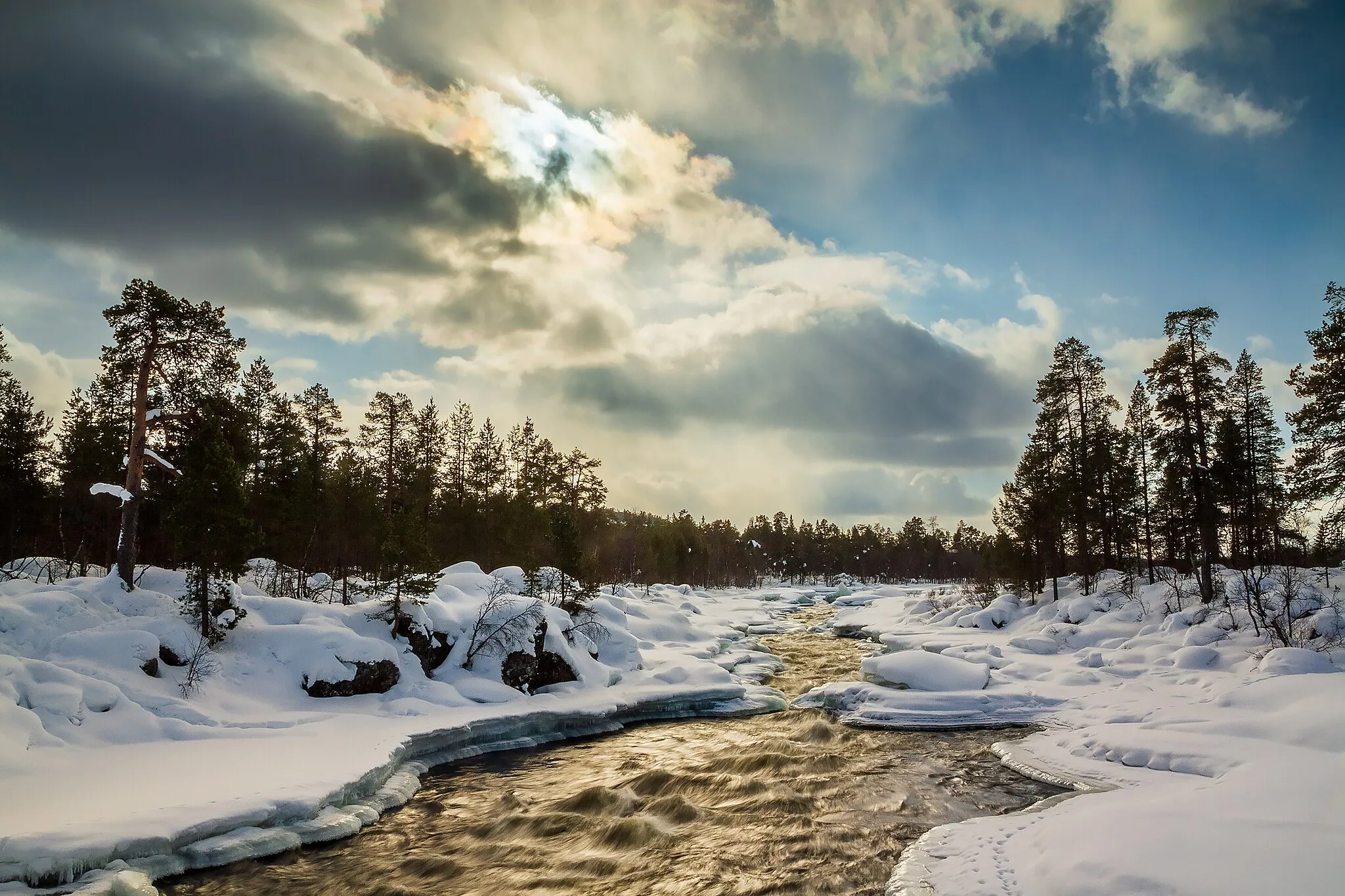 Photo showing: Jäniskoski rapids of Juutuanjoki river in Inari, Lapland, Finland in 2018 March.