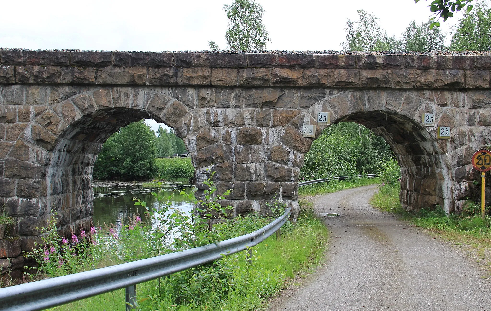 Photo showing: Uitonsalmi railway bridge, Kajaani, Finland. - Stone arch railway bridge completed in 1920.