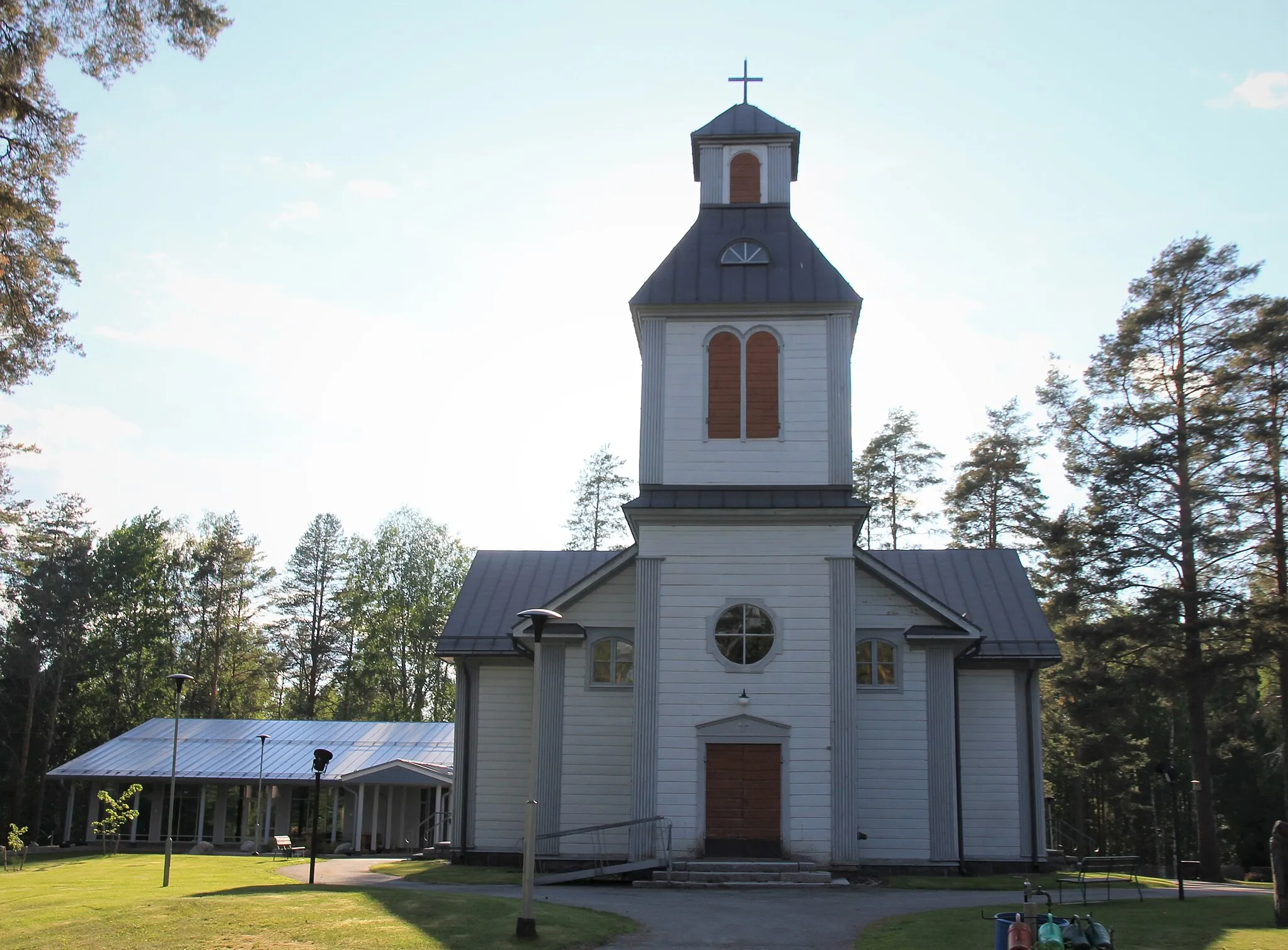 Photo showing: Pertunmaan kirkko on rakennusmestari Matti Vihosen piirustusten mukaan 1929 rakennettu puinen lyhytsakarainen tornillinen ristikirkko. Se sijaitsee osoitteessa Kirkkotie 2a, Pertunmaa. Kuvattu 13.6.2020.