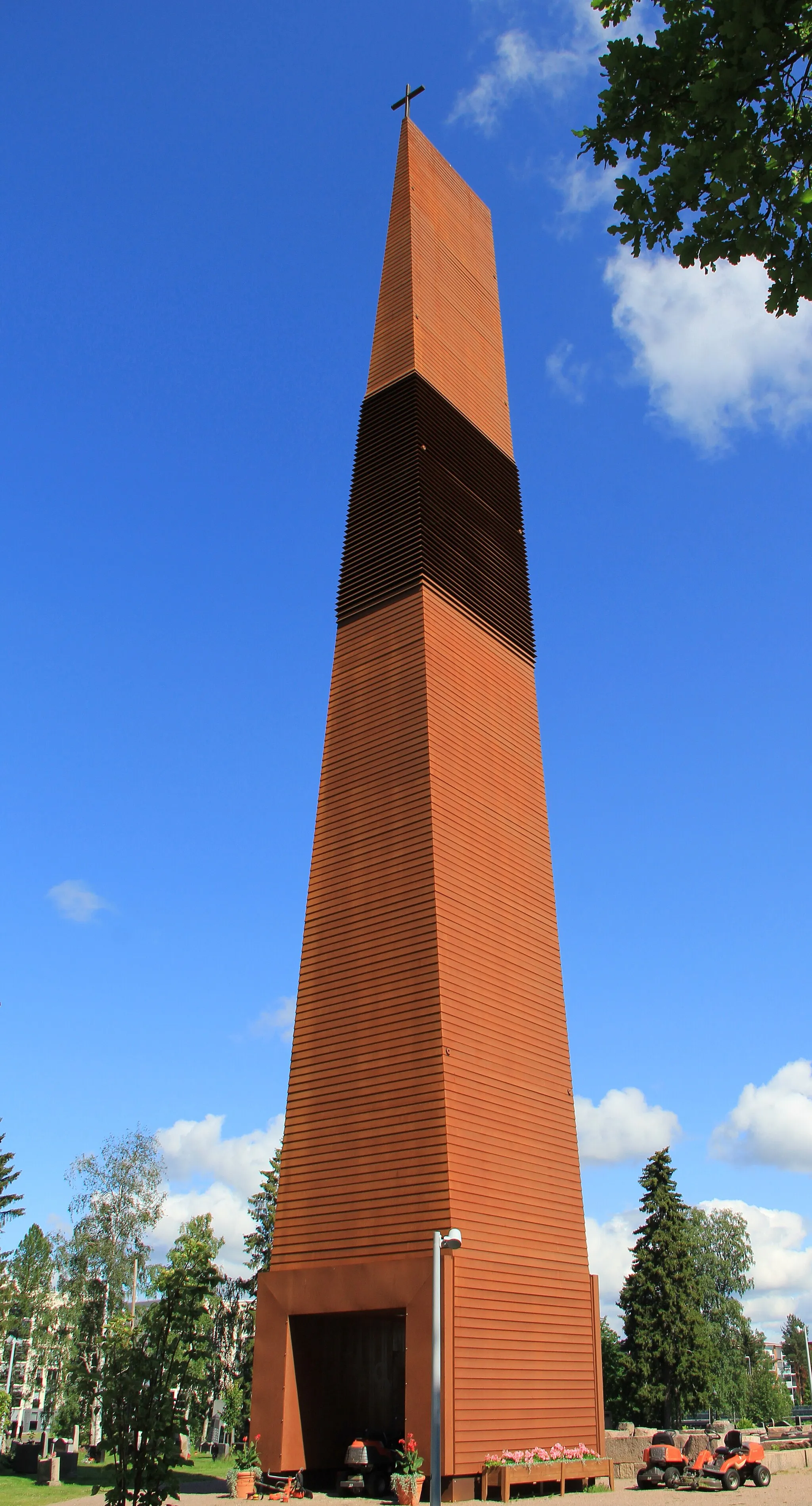 Photo showing: Holy Trinity Church, i.e. Ylivieska new church bell tower, Ylivieska church cemetery,  Ylivieska, Finland. - Completed in 2021. Steel frame, Cor-Ten steel panel covering. Height 40 m, weight 31,5 metric tons (31500 kilograms). -